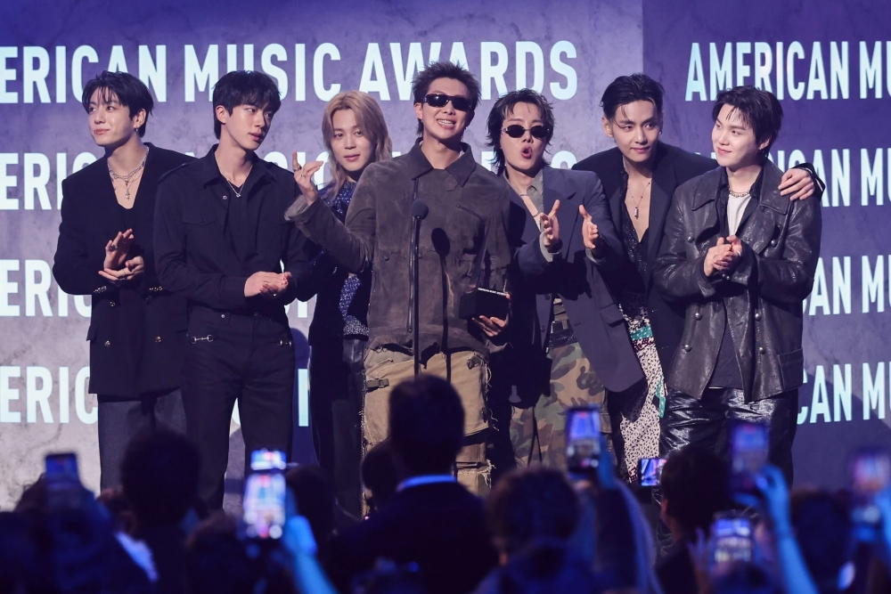 BTS meraih penghargaan tertinggi, Artist of the Year, pada ajang American Music Awards (AMA) yang digelar di MGM Grand Garden Arena, Las Vegas, Amerika Serikat, pada tanggal 5 Mei 2026 (waktu setempat). (Facebook resmi American Music Awards)