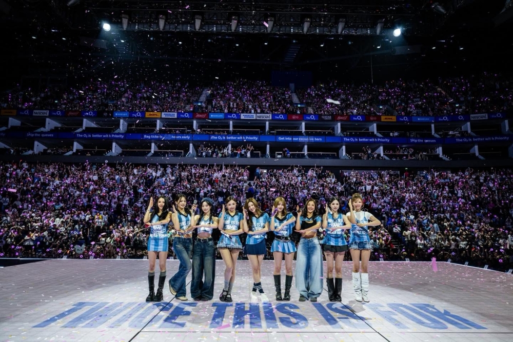 Penampilan TWICE dalam konser tur dunia keenam mereka bertajuk THIS IS FOR yang digelar di O2 Arena, London, Inggris, pada tanggal 3&ndash;4 Juli 2026 (waktu setempat). (Facebook resmi TWICE)