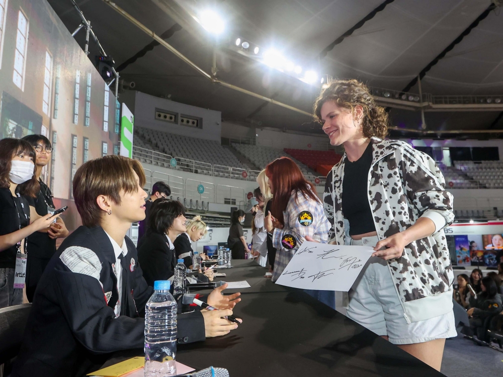Grup TNX memberikan tanda tangan kepada para penggemar dalam acara 2025 MyK FESTA yang digelar di Arena Bola Tangan Taman Olimpiade, Songpa-gu, Seoul, pada tanggal 19 Juni 2025. (Kementerian Kebudayaan, Olahraga, dan Pariwisata)