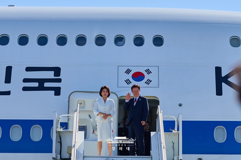 Presiden Lee Jae Myung dan Ibu Negara Kim Hae Kyung memberikan sapaan setelah menyelesaikan jadwal KTT G7 di Bandara Internasional Jenewa, Swiss. (Cheong Wa Dae)  