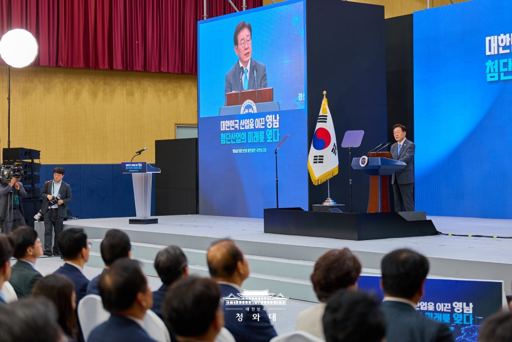 Presiden Lee Jae Myung memberikan kata sambutan dalam Laporan Publik Visi Pengembangan Industri Termutakhir Kawasan Gyeongsang yang digelar pada tanggal 3 Juli 2026 di Kota Jinju, Provinsi Gyeongsangnam. (Cheong Wa Dae)  