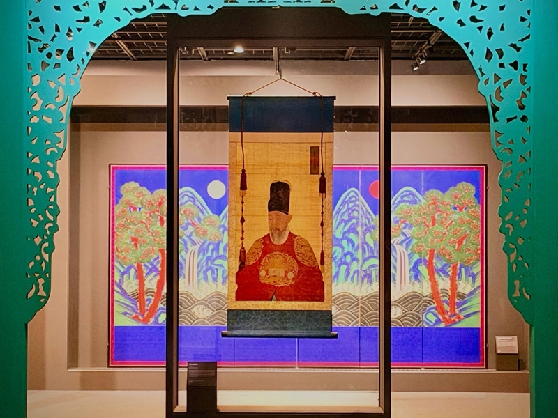 Pameran khusus bertajuk Timeless Legacy: Records and Culture of the Joseon Dynasty digelar dari tanggal 7 Juli hingga 30 Agustus 2026 di Museum Busan. Foto di atas menampilkan lukisan Raja Yeongjo (memerintah tahun 1724-1776) yang dipamerkan dalam pameran tersebut. (Facebook resmi Museum Busan) 