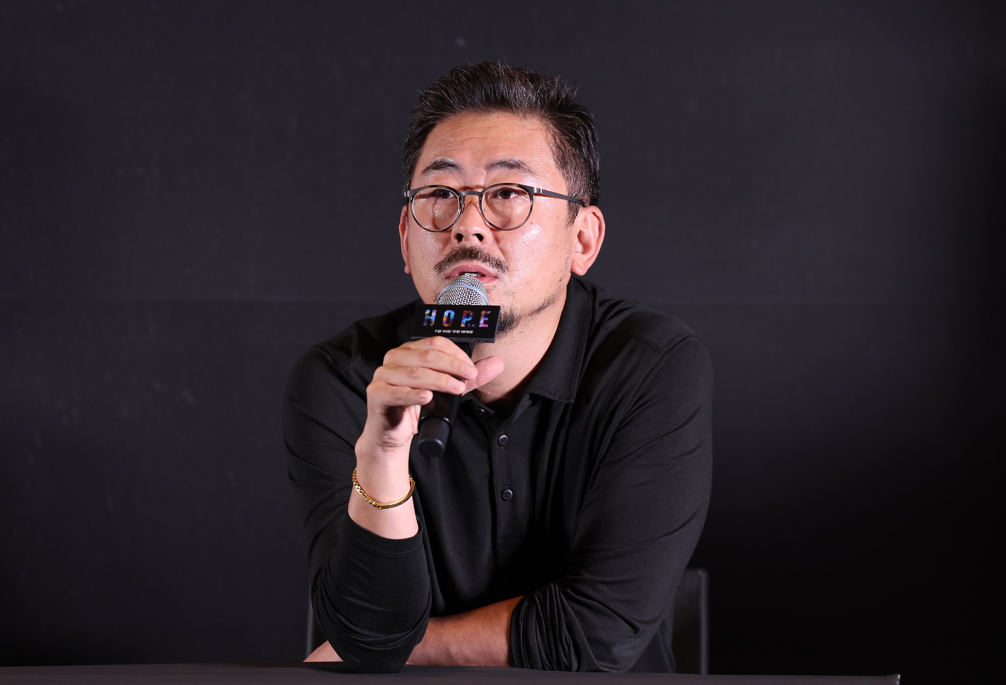 Sutradara Na Hong-jin terlihat sedang menjawab pertanyaan para wartawan dalam konferensi pers film HOPE yang digelar tanggal 6 Juli 2026 di Megabox COEX, Gangnam-gu, Seoul. (Park Daejin)  