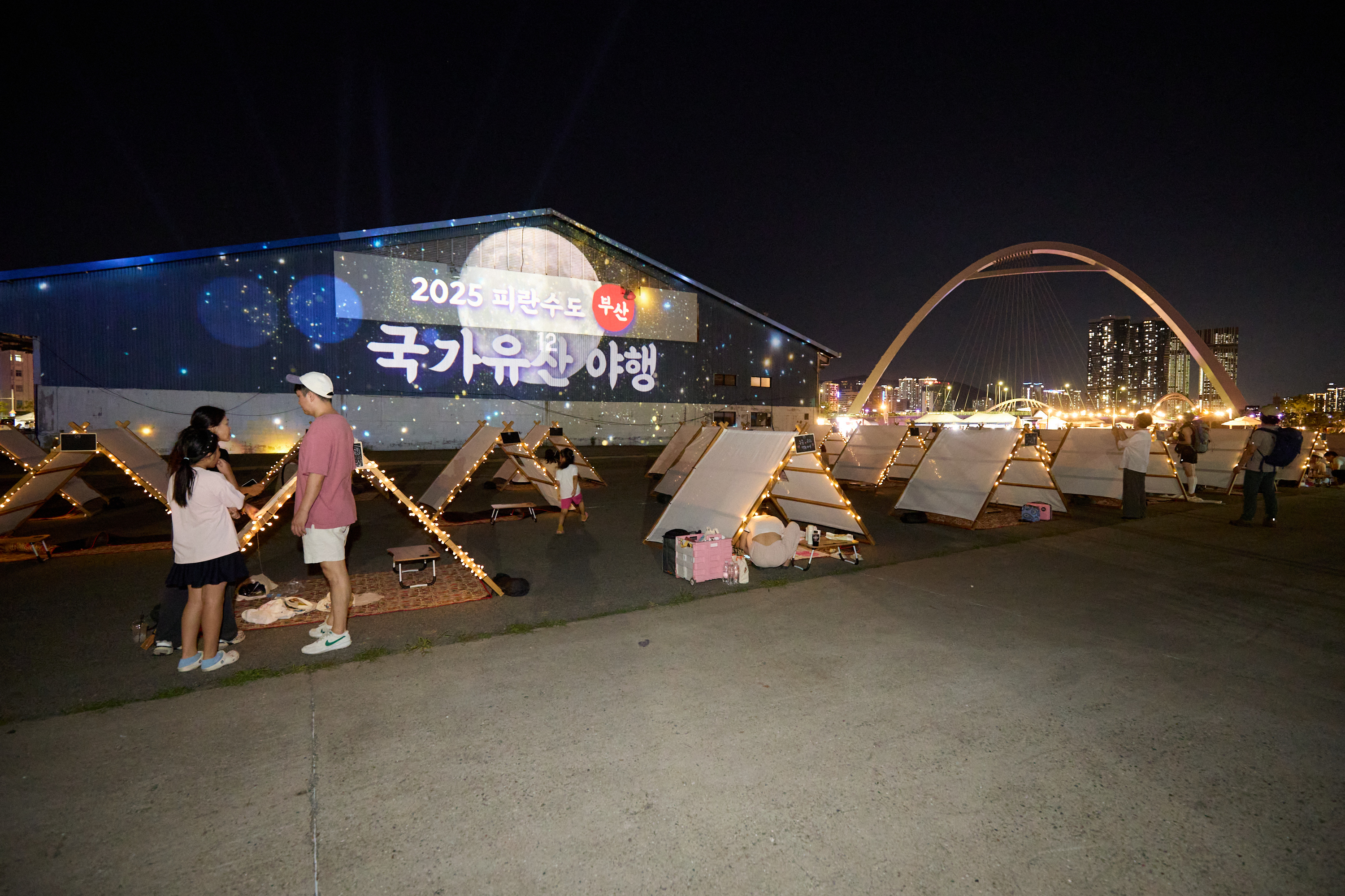 Busan Wartime Capital Heritage Night akan digelar pada tanggal 24-25 Juli 2026 di Alun-alun Yurari dekat Jembatan Yeongdodaegyo, Jung-gu, Kota Busan. Foto di atas menampilkan Busan Wartime Capital Heritage Night yang digelar pada tanggal 15 Agustus 2026. (laman resmi Busan Wartime Capital Heritage Night )