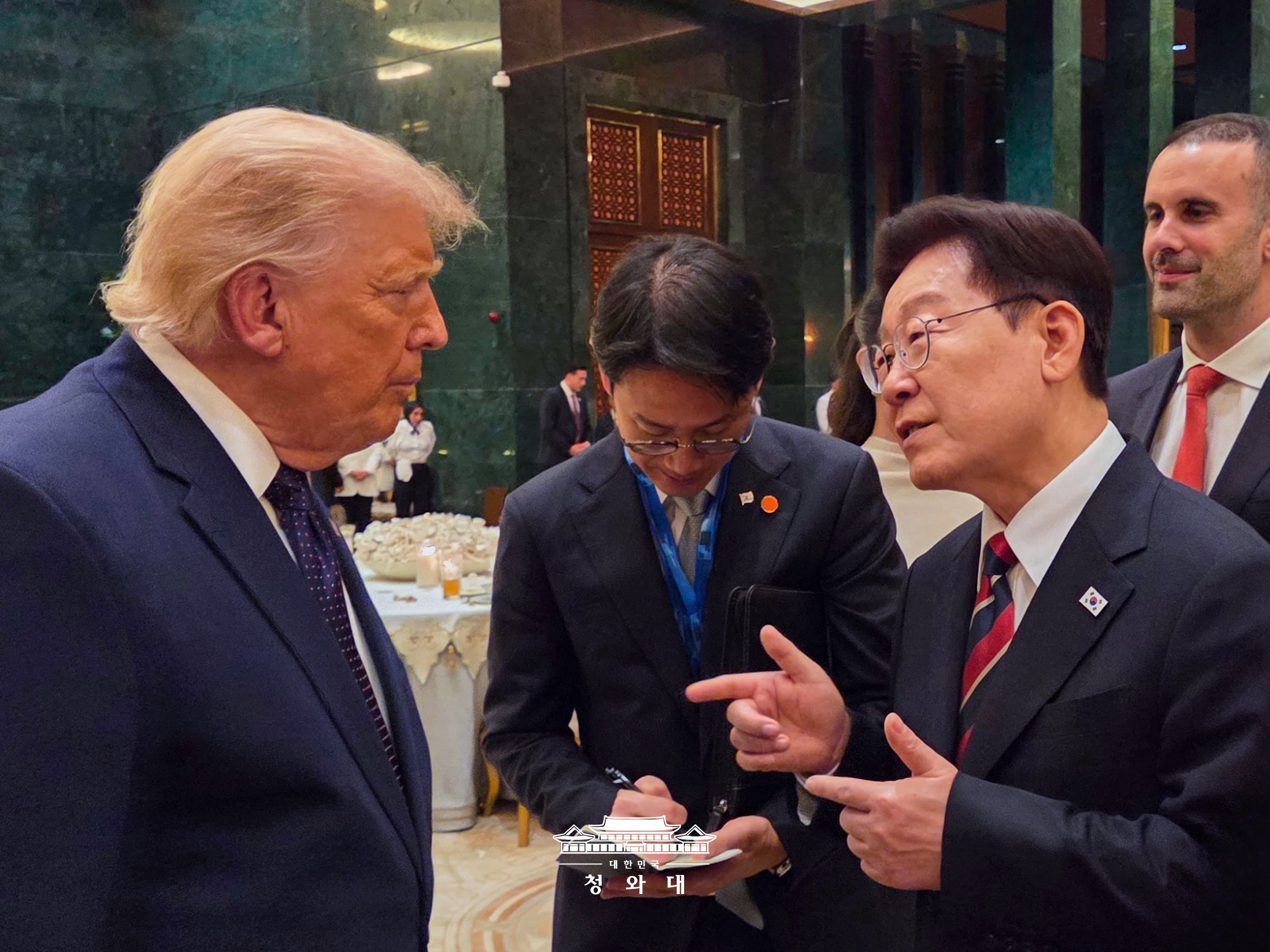 Presiden Lee Jae Myung (kanan) berdialog dengan Presiden Amerika Serikat, Donald Trump (kiri) berbincang dalam jamuan makan malam kenegaraan yang digelar oleh Presiden Turkiye, Recep Tayyip Erdogan, pada tanggal 7 Juli 2026 (waktu setempat) di Istana Kepresidenan Ankara, Turkiye.    