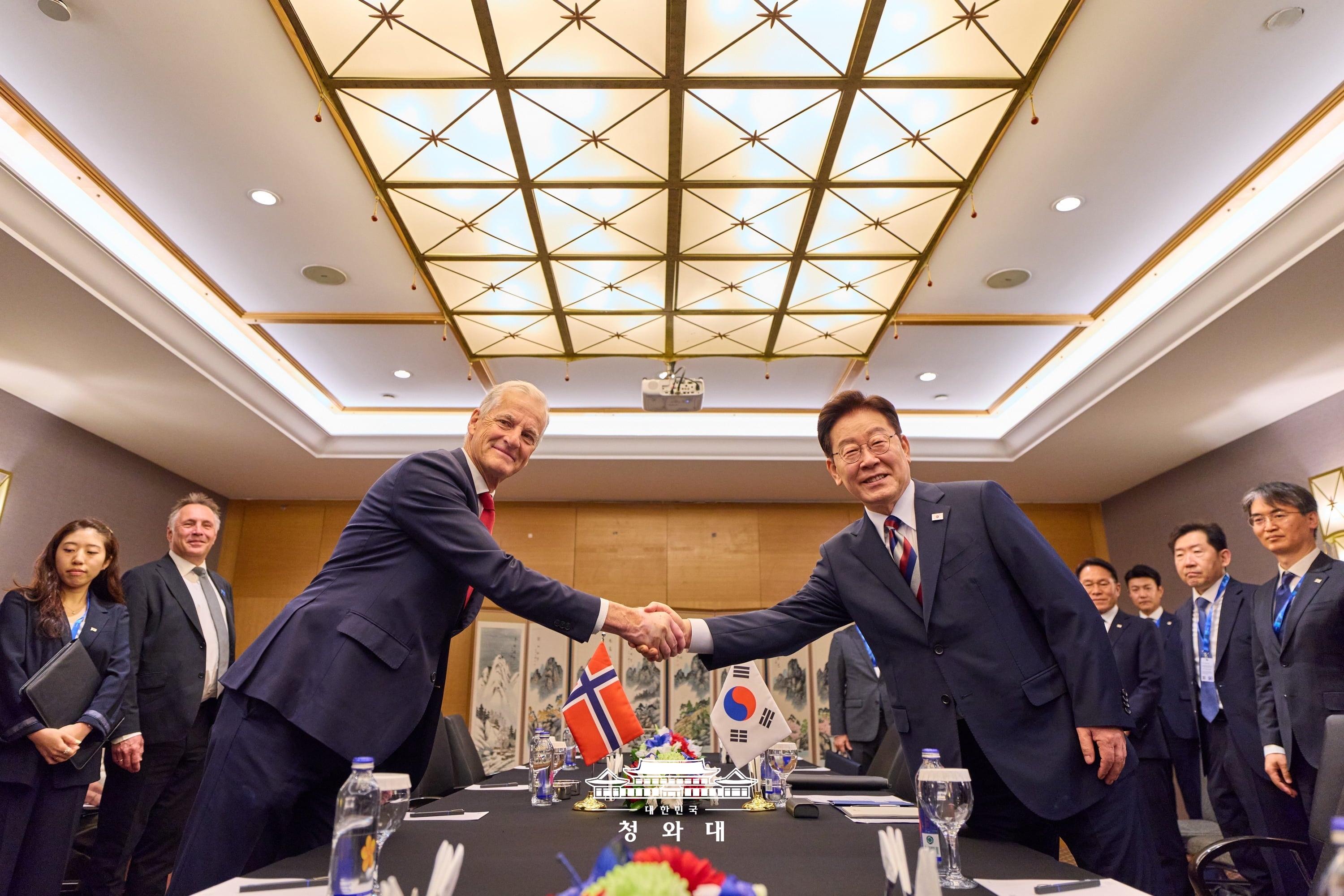 Presiden Lee Jae Myung (kanan) berjabat tangan dengan Perdana Menteri Norwegia, Jonas Gahr Store (kiri), sebelum menggelar KTT Korea-Norwegia pada tanggal 8 Juli 2026 (waktu setempat) di sebuah hotel di Ankara, Turkiye. 
