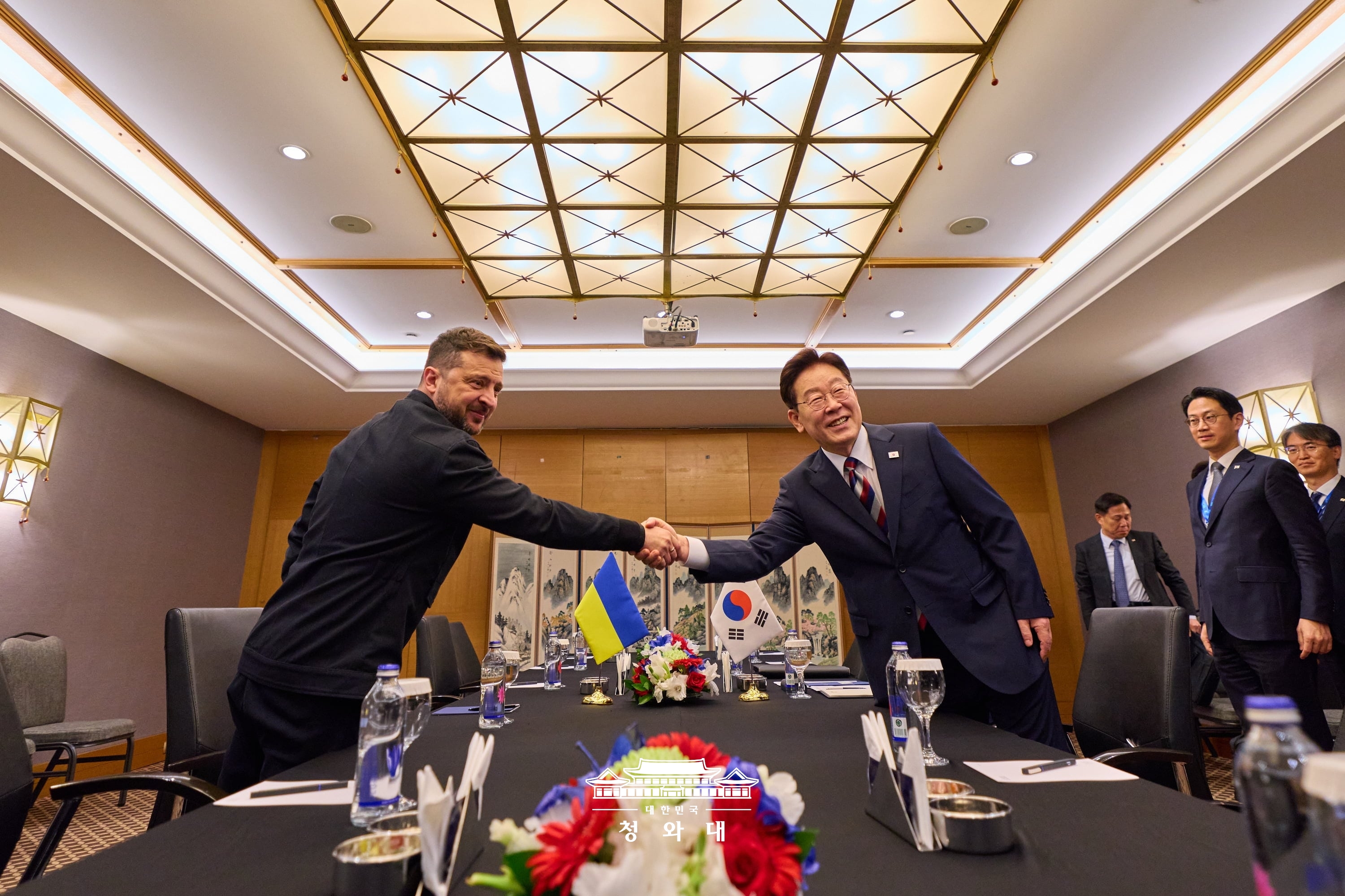 Presiden Lee Jae Myung (kanan) berjabat tangan dengan Presiden Ukraina, Volodymyr Zelenskyy (kiri), sebelum menggelar KTT Korea-Ukrainapada tanggal 8 Juli 2026 (waktu setempat) di sebuah hotel di Ankara, Turkiye.