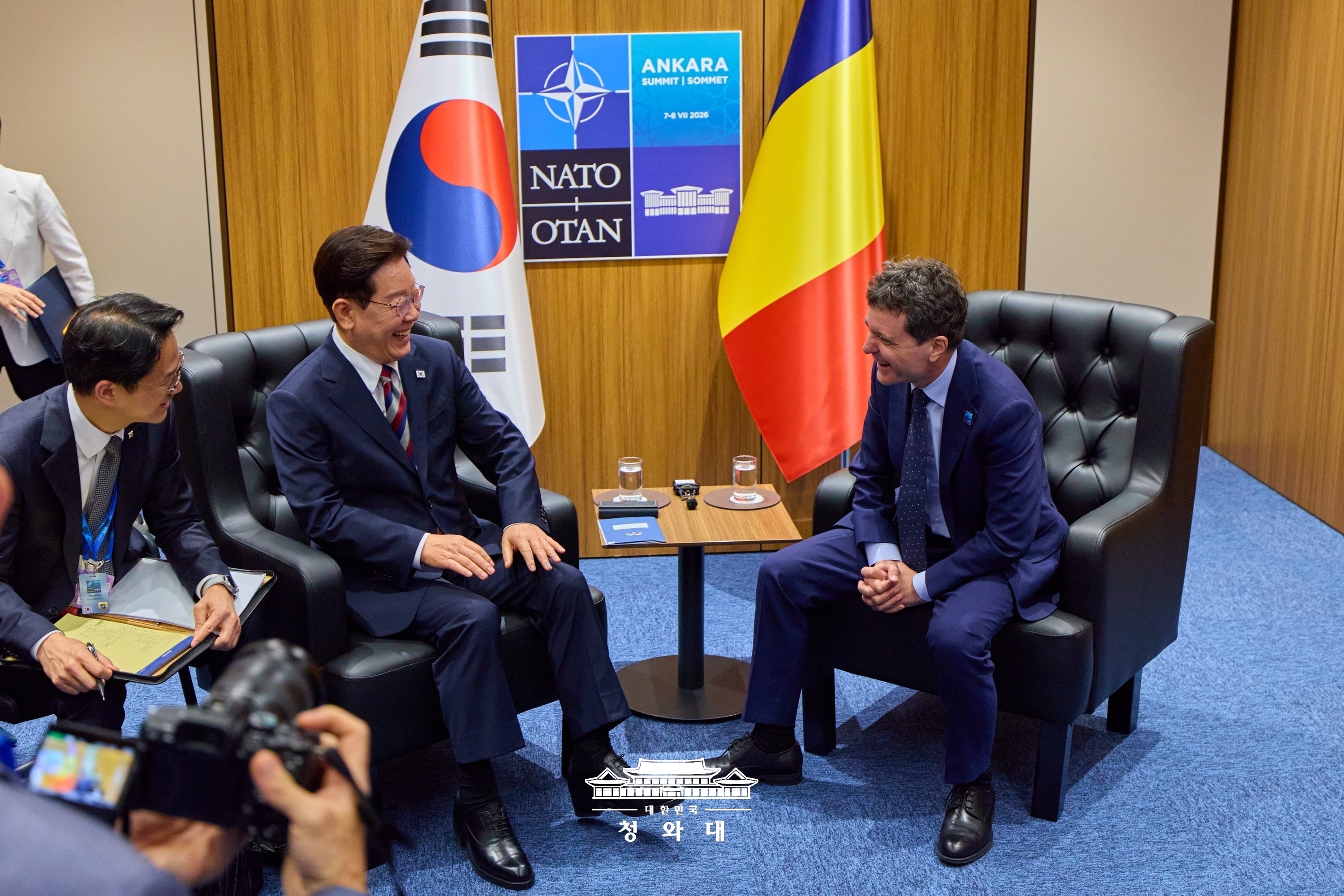 Presiden Lee Jae Myung (kiri) dan Presiden Rumania, Nicusor Daniel Dan, menggelar KTT Korea-Rumania di area KTT NATO pada tanggal 8 Juli 2026 (waktu setempat) di Angkara, Turkiye.  