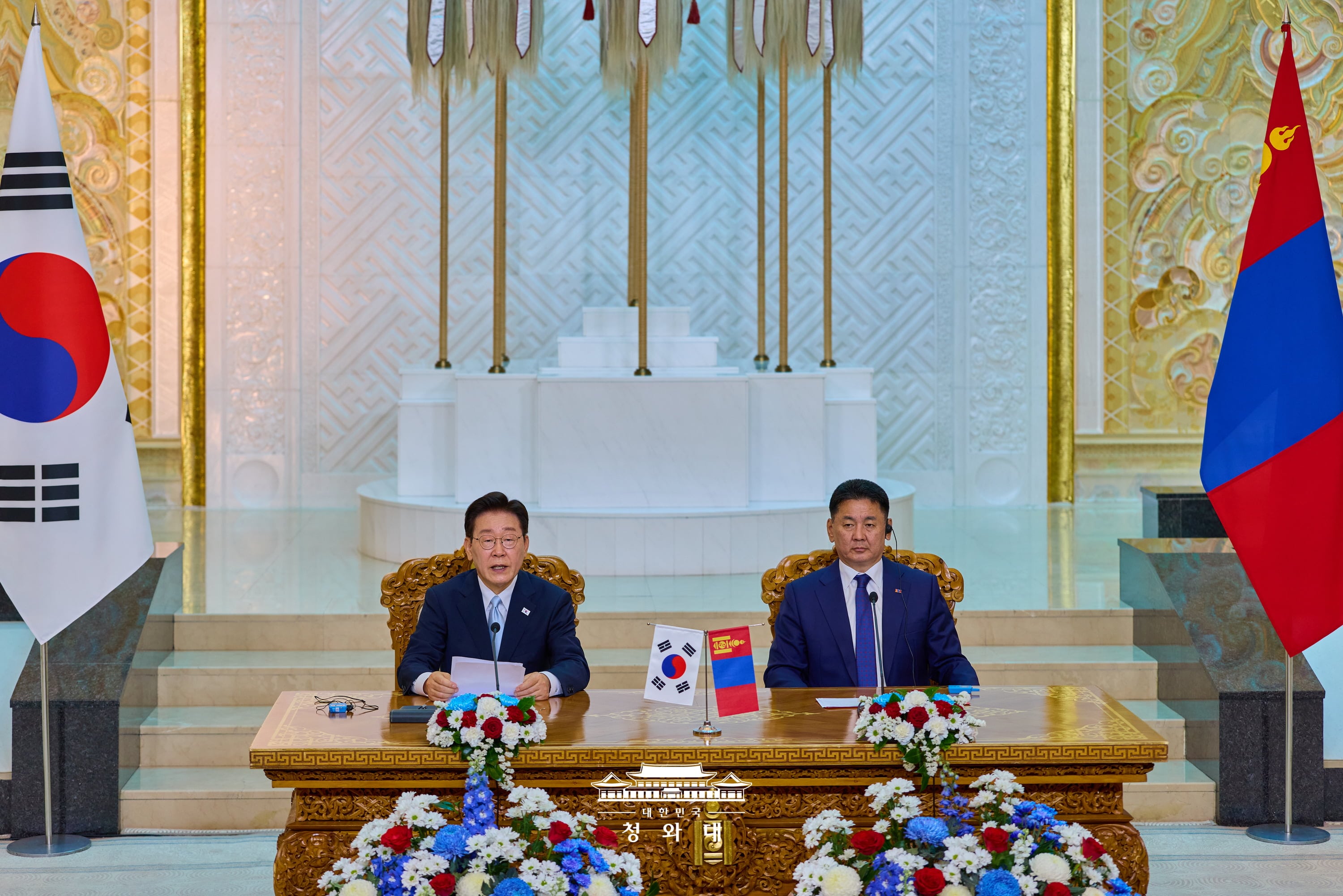 Presiden Lee Jae Myung (kiri) menggelar konferesi pers bersama Presiden Mongolia, Ukhnaagiin Khurelsukh, setelah KTT Korea-Mongolia yang digelar pada tanggal 9 Juli 2026 (waktu setempat) di Istana Pemerintahan Mongolia.  