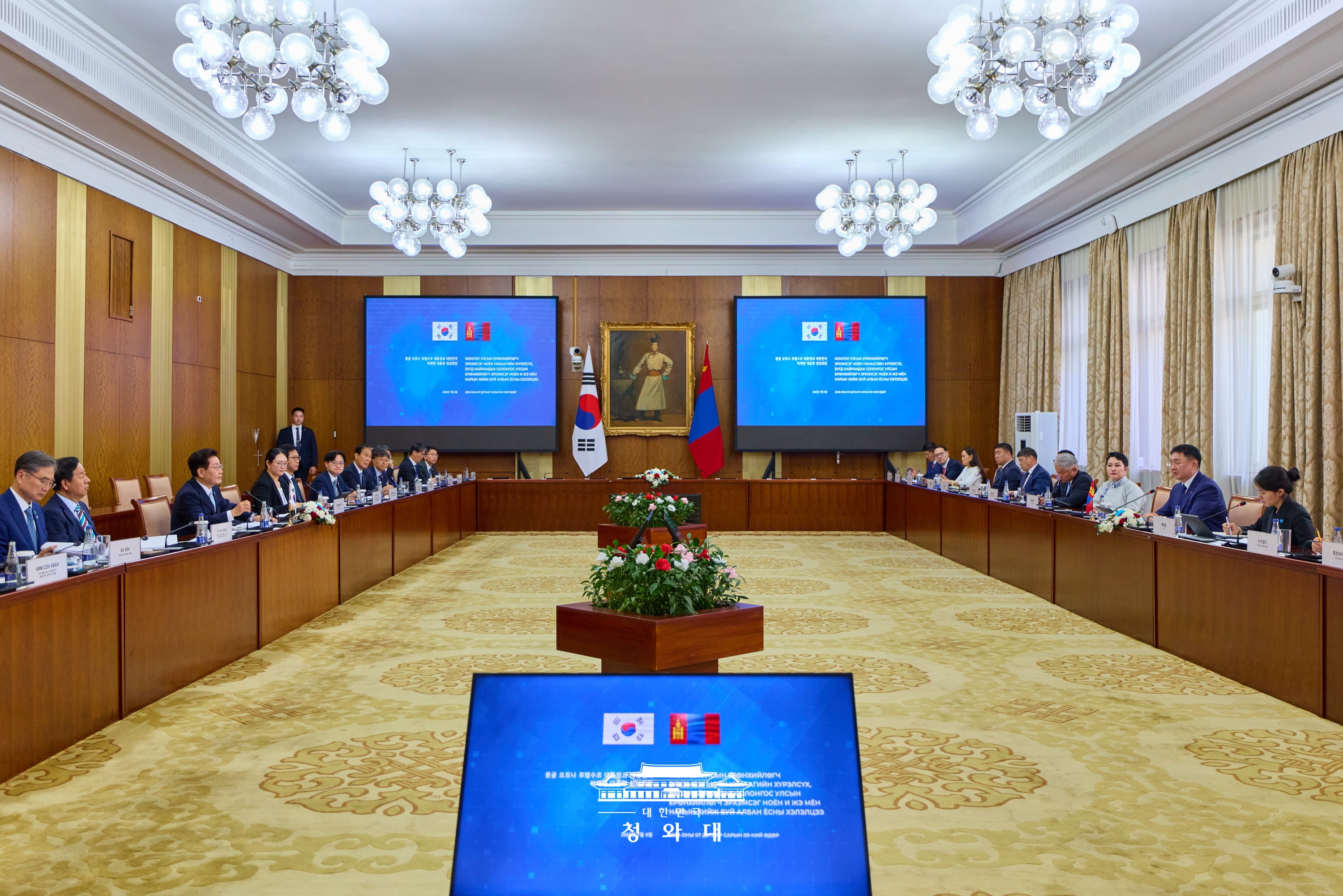 Presiden Lee dan Presiden Mongolia, Ukhnaagiin Khurelsukh, menggelar KTT Korea-Mongolia pada tanggal 9 Juli 206 (waktu setempat) di Istana Pemerintahan Mongolia.  