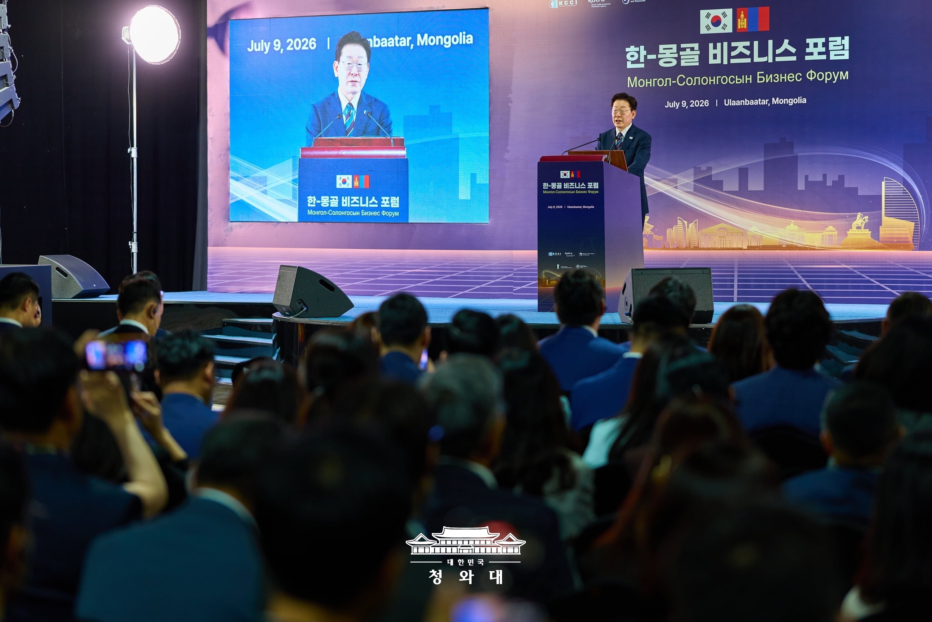 Presiden Lee Jae Myung terlihat memberikan pernyataan saat menghadiri Forum Bisnis Korea-Mongolia yang digelar pada tanggal 9 Juli 2026 (waktu setempat) di sebuah hotel yang berada di Ulaanbaatar, Mongolia.  