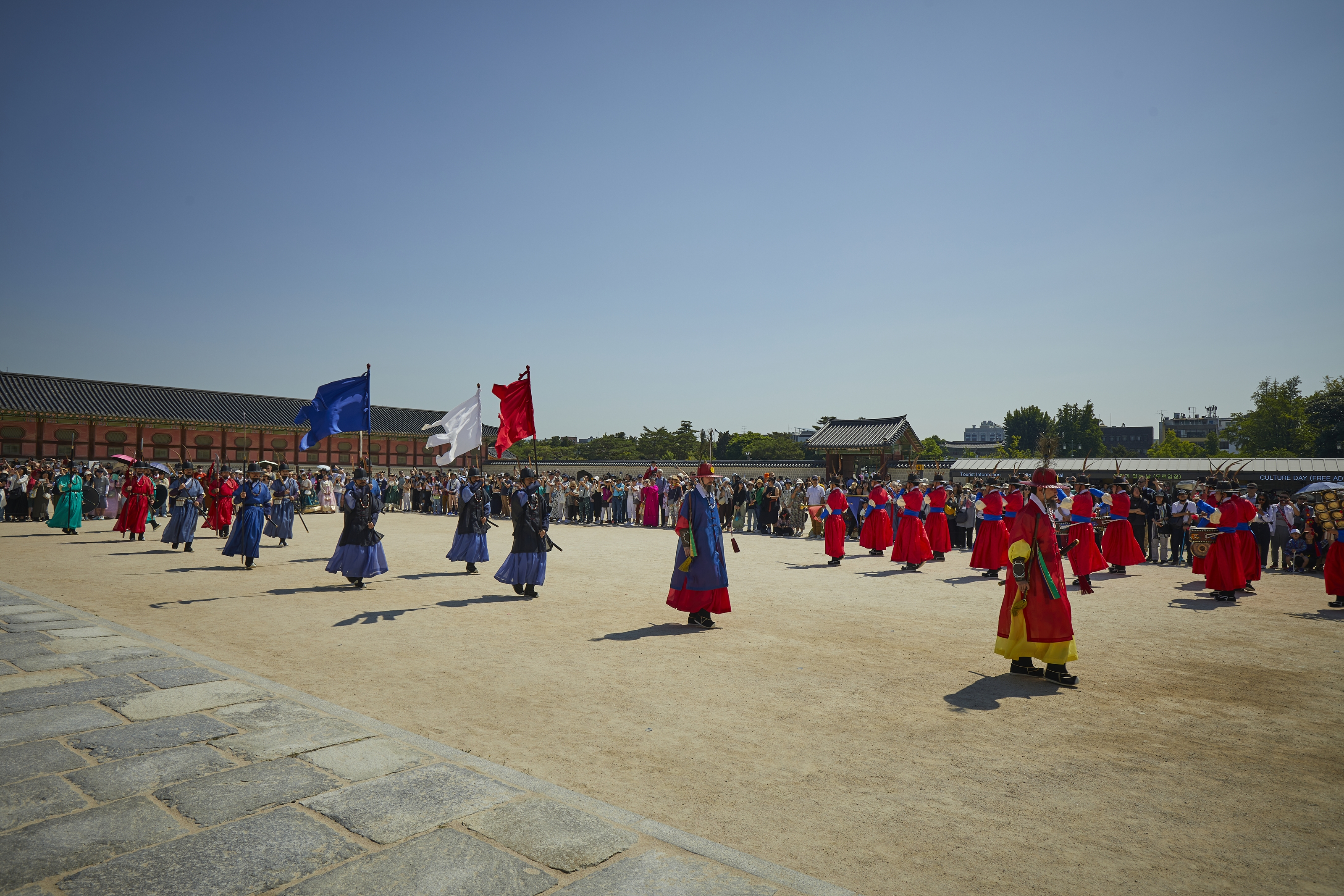 Berbagai pertunjukan yang merekonstruksi budaya kerajaan Dinasti Joseon akan digelar mulai tanggal 20 Juli di K-Heritage House, seperti Upacara Pergantian Pasukan Penjaga Kerajaan dan Napak Tilas Keluarga Kerajaan. Foto di atas memperlihatkan Upacara Pergantian Pasukan Penjaga Kerajaan yang digelar di Istana Gyeongbokgung, Jongno-gu, Seoul. (Layanan Warisan Korea)   