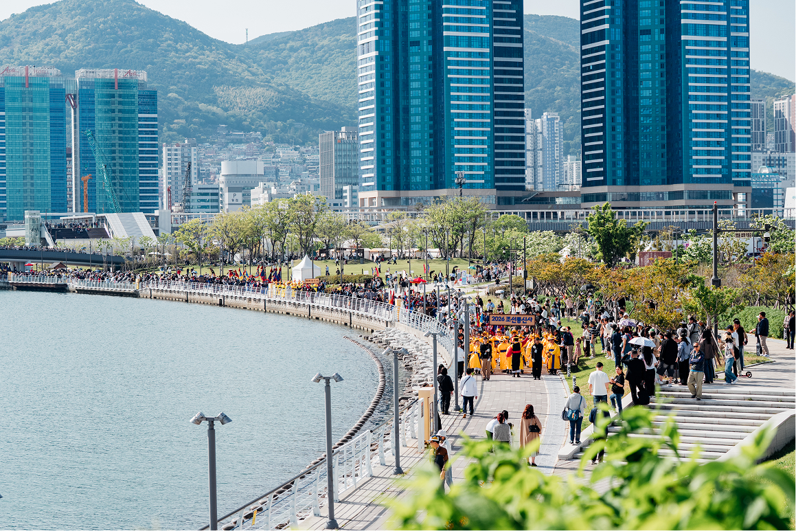 Reka ulang Parade Festival Joseon Tongsinsa akan digelar pada tanggal 26 Juli 2026 di lapangan luar ruangan BEXCO, Haeundae-gu, Busan. Foto di atas merupakan reka ulang Parade Festival Joseon Tongsinsa yang digelar pada April 2026 dalam Festival Joseon Tongsinsa. (Layanan Warisan Korea)  