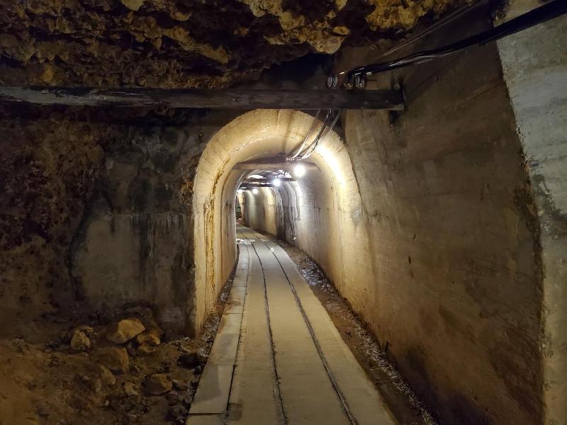 Foto di atas merupakan potret terowongan yang dibangun sejak era Meiji di Tambang Emas dan Perak Aikawa, salah satu lokasi utama Tambang Sado di Prefektur Niigata, Jepang. (Yonhap News)  