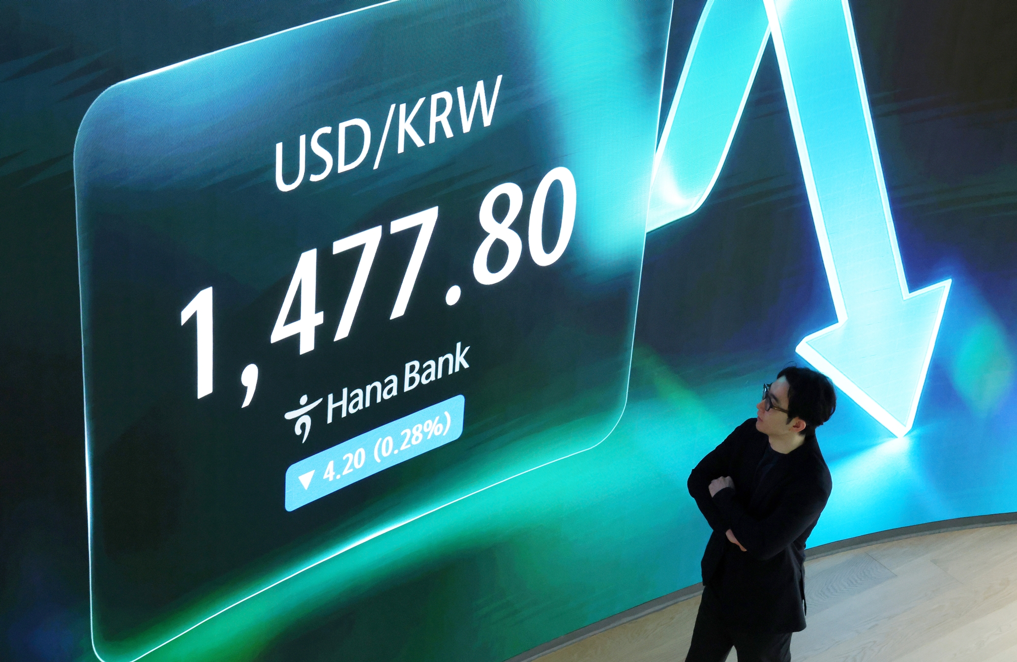Seorang karyawan terlihat sedang memantau nilai tukar won terhadap dolar di ruang dealing Hana Bank di Jung-gu, Seoul, pada tanggal 17 Juli 2026, saat pasar valuta asing Seoul menghadapi hari libur nasional pertamanya sejak mulai beroperasi selama 24 jam. (Yonhap News)