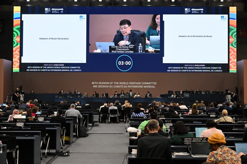 Ketua Sidang Komite Warisan Dunia UNESCO ke-48, Lee Byong Hyun, menyatakan pengadopsian Deklarasi Busan untuk Warisan Dunia pada hari pertama sidang di tanggal 20 Juli 2026 di BEXCO, Haeundae-gu, Busan. (Layanan Warisan Korea)   