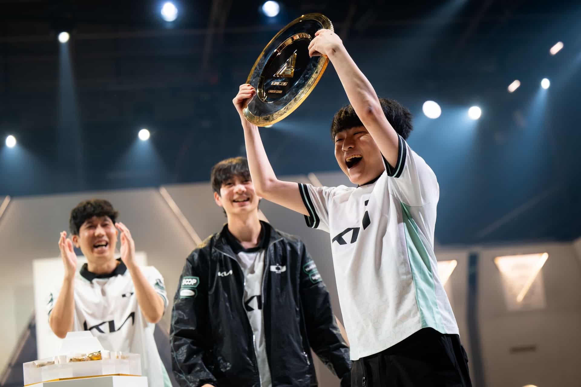 DPlus KIA berhasil mengungguli tim Karmine Corp (Prancis) dengan skor 3-0 dalam pertandingan final yang digelar pada tanggal 19 Juli 2026 (waktu setempat) di Paris Expo Porte de Versailles, Prancis. (Piala Dunia Esports 2026)