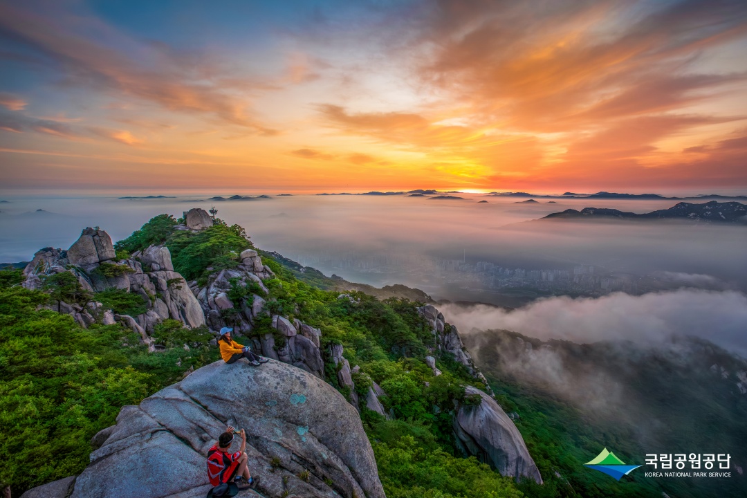 Pendakian gunung di tengah Kota Seoul kini menjadi salah satu destinasi wisata baru bagi wisatawan asing. Potret di atas merupakan pemandangan dari puncak Gunung Bukhansan. (Layanan Taman Nasional Korea)  