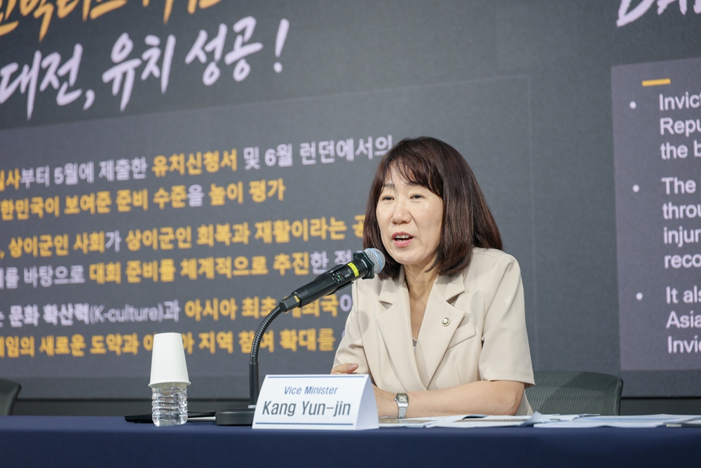 Wakil Menteri Urusan Patriot dan Veteran Kang Yun-jin menjelaskan terpilihnya Daejeon sebagai tuan rumah Invictus Games serta dampak yang diharapkan dari penyelenggaraan ajang tersebut dalam pengarahan kebijakan kepada jurnalis asing di Seoul Press Center, Jung-gu, Seoul, pada tanggal 22 Juli 2026. (Kementerian Urusan Patriot dan Veteran)