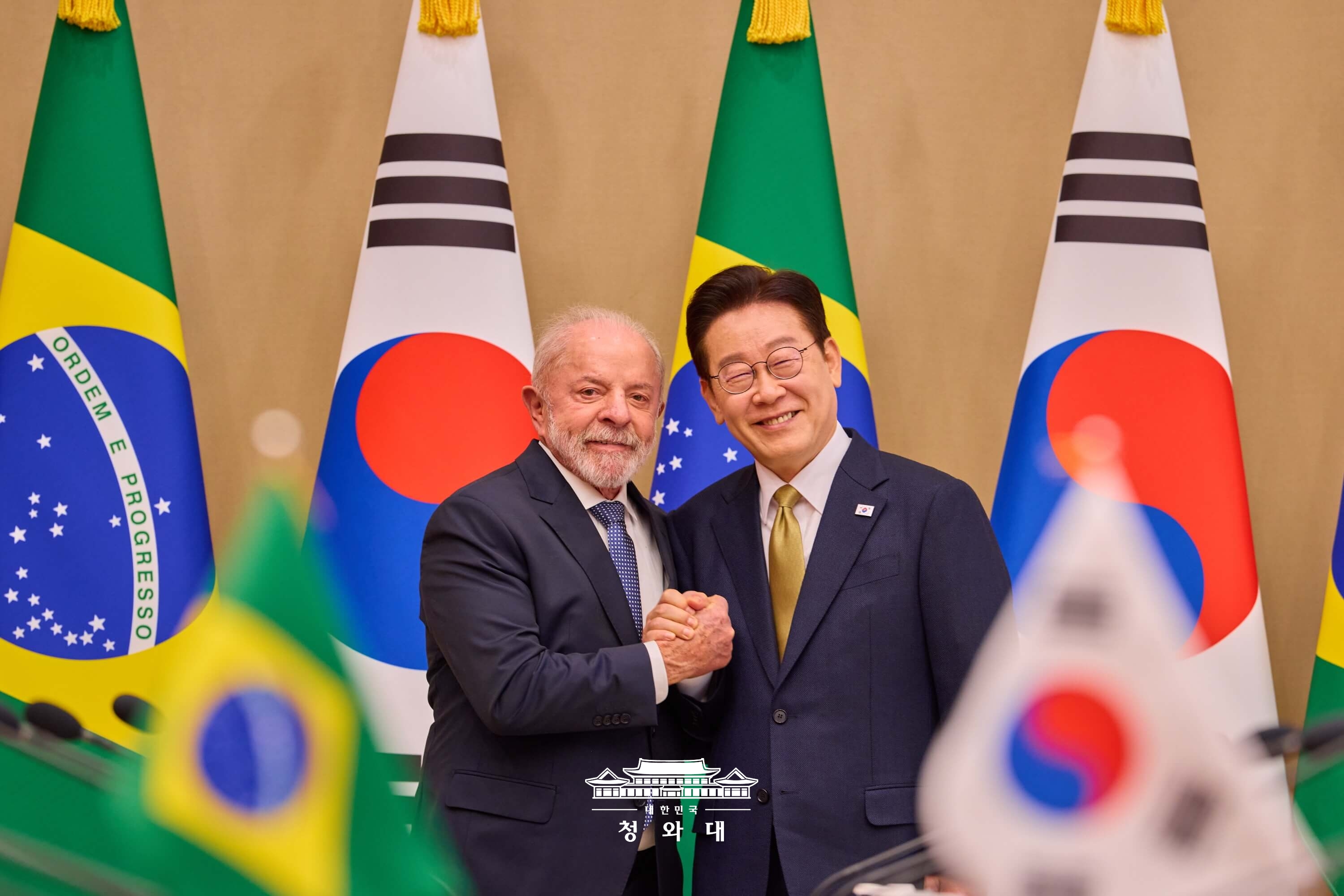 Presiden Lee Jae Myung (kanan) berjabat tangan dengan Presiden Brasil Luiz Inacio Lula da Silva dalam pertemuan puncak Korea&ndash;Brasil yang digelar di Cheong Wa Dae pada tanggal 23 Februari 2026.
