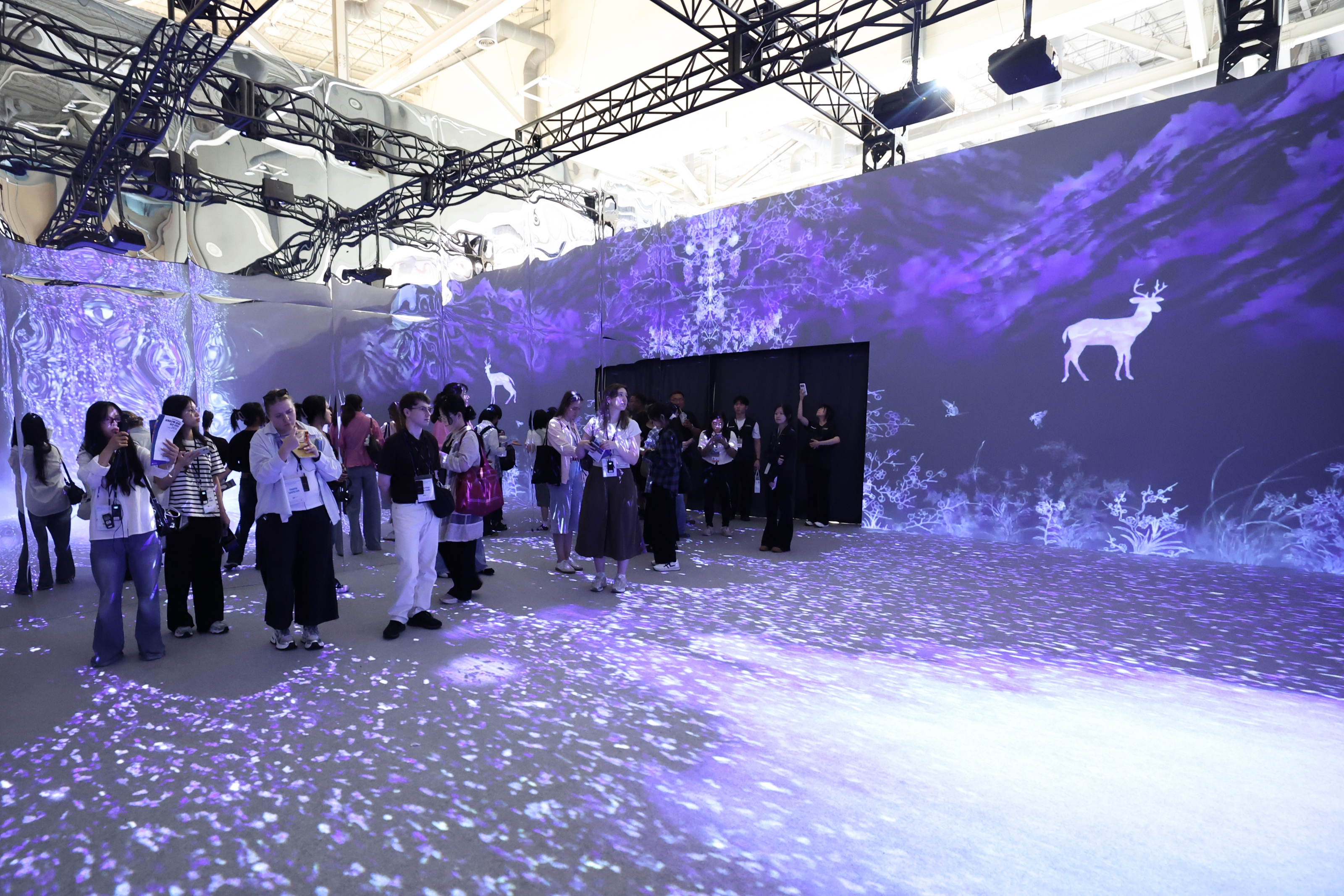 Para pengunjung asing menikmati pameran seni media pemandangan alam di K-Heritage Pavilion pada tanggal 23 Juli 2026 di K-Heritage House yang dibuka di BEXCO, Haeundae-gu, Busan.