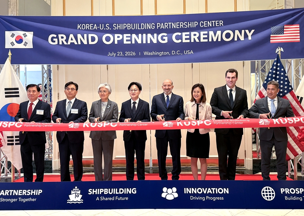 Menteri Perindustrian, Perdagangan, dan Sumber Daya Kim Jung-Kwan (keempat dari kiri), Menteri Perdagangan Amerika Serikat Howard Lutnick (keempat dari kanan), Duta Besar Korea untuk Amerika Serikat Kang Kyung-wha, dan Duta Besar Amerika Serikat untuk Korea Michelle Steel memotong pita dalam upacara peresmian Pusat Kerja Sama Industri Perkapalan Korea-Amerika Serikat (KUSPC) yang digelar di Hotel Mayflower, Washington, D.C., Amerika Serikat, pada tanggal 23 Juli 2026 (waktu setempat). (Yonhap News)
