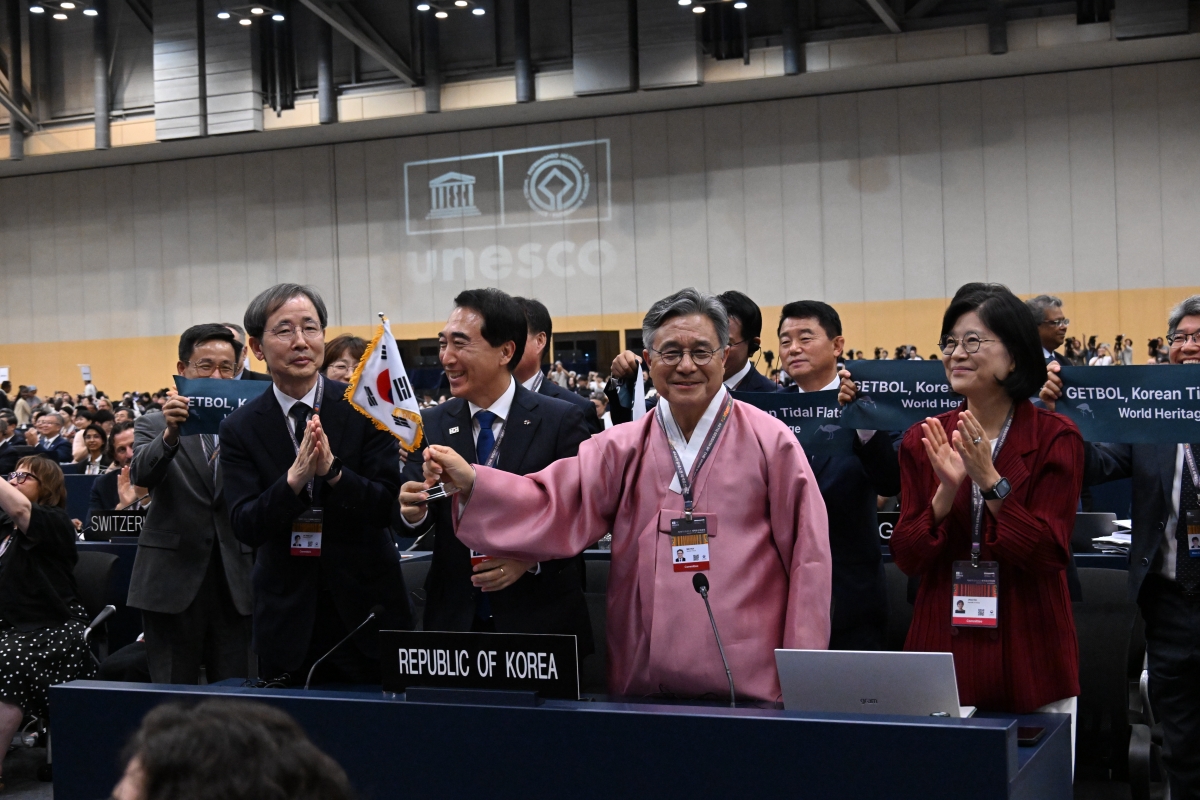 Kepala Layanan Warisan Korea Huh Min (kedua dari kanan), Duta Besar Perwakilan Tetap Republik Korea untuk UNESCO Kim Jihee (paling kanan), serta anggota delegasi Pemerintah Korea terlihat bersorak setelah penetapan perluasan tahap kedua &lsquo;Getbol, Dataran Lumpur Korea&rsquo; sebagai warisan dunia pada tanggal 25 Juli 2026 BEXCO, Haeundae-gu, Busan. (Layanan Warisan Korea)
