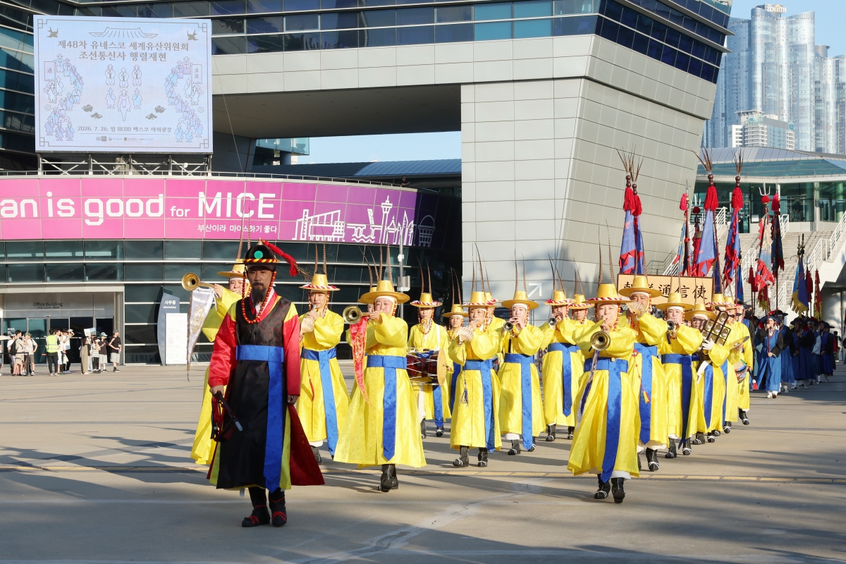 Reka ulang Parade Festival Joseon Tongsinsa digelar pada tanggal 26 Juli 2026 di lapangan luar ruangan BEXCO, Haeundae-gu, Busan. Acara ini digelar untuk menampilkan parade Joseon Tongsinsa di masa lalu yang merupakan simbol diplomasi perdamaian dan pertukaran budaya antara Korea dengan Jepang pada masa Dinasti Joseon (1392-1910). Reka ulang parade tersebut digelar untuk mempromosikan identitas budaya dan sejarah Busan sebagai tuan rumah sekaligus untuk mempromosikan arsip terkait Joseon Tongsinsa yang terlah tercatat sebagai Warisan Ingatan Dunia UNESCO. 