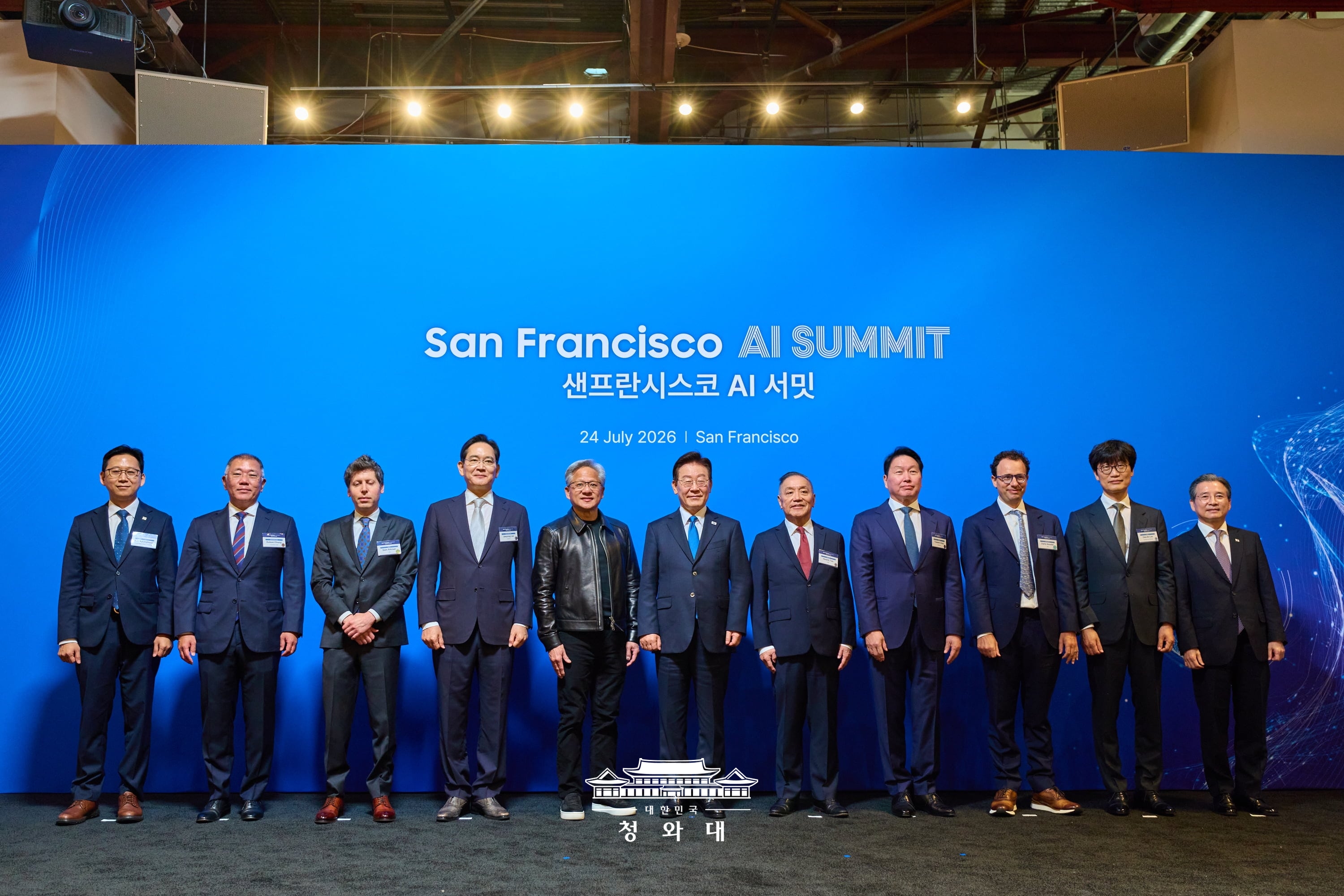 Presiden Lee Jae Myung (tengah) berfoto bersama para pemimpin perusahaan Korea serta CEO perusahaan-perusahaan teknologi global dalam San Francisco AI Summit yang berlangsung di San Francisco, Amerika Serikat, pada tanggal 24 Juli 2026 (waktu setempat).