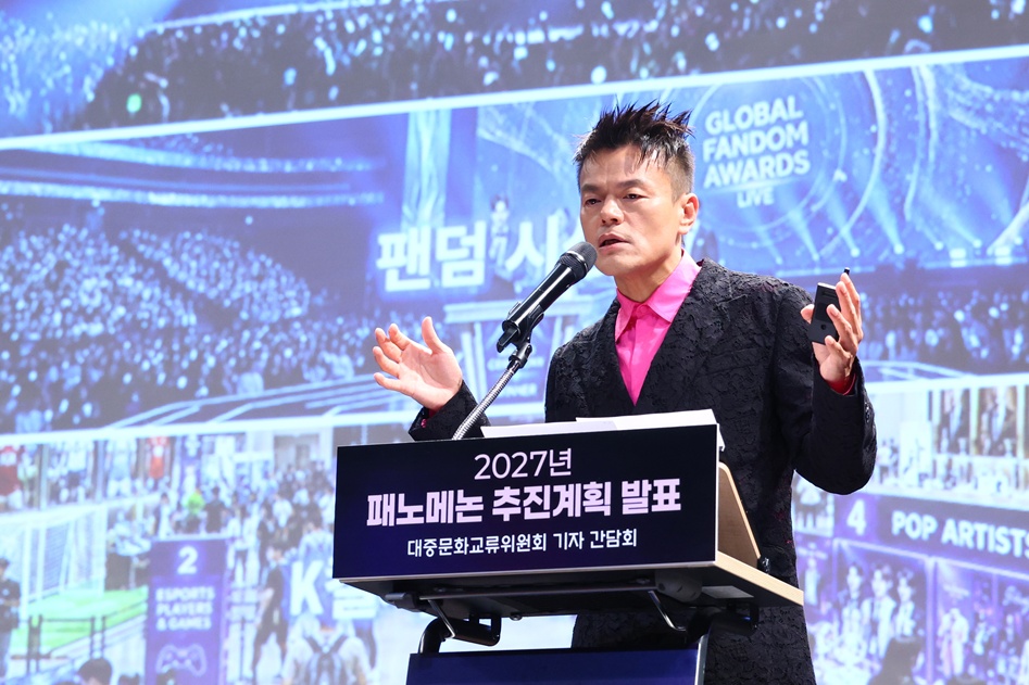 Produser Eksekutif JYP Entertainment, Park Jin-Young, yang menjabat sebagai salah satu ketua Komite Pertukaran Budaya Populer, memaparkan rencana penyelenggaraan FANOMENON dalam konferensi pers yang digelar pada tanggal 27 Juli 2026 di Museum Nasional Seni Modern dan Kontemporer Seoul. (Yonhap News)  