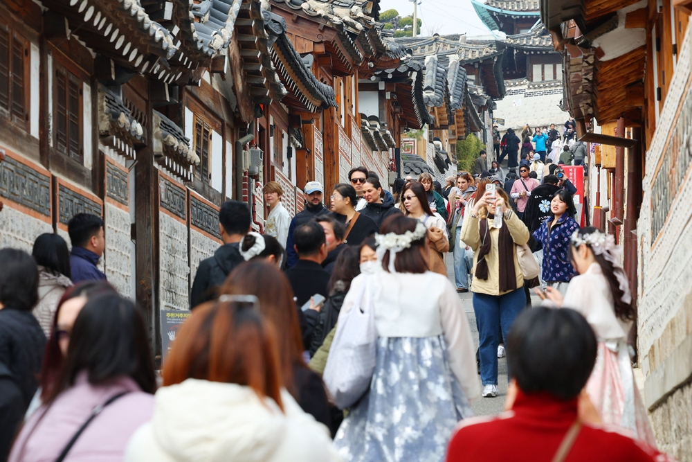 Jumlah wisatawan mancanegara yang mengunjungi Korea pada paruh pertama tahun 2026 telah melampaui 10,71 juta orang. Foto di atas menunjukkan Desa Hanok Bukchon di Seoul yang dipenuhi oleh pengunjung pada tanggal 13 Maret 2026. (Korea.net DB)