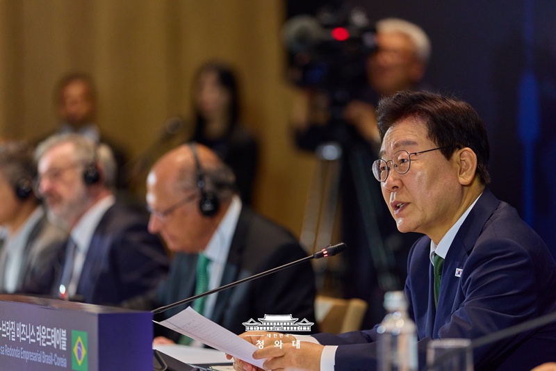 Presiden Lee Jae Myung terlihat sedang menyampaikan sambutan dalam Forum Meja Bundar Bisnis Korea-Brasil yang digelar pada tanggal 28 Juli 2026 (waktu setempat) di sebuah hotel yang terletak di Sao Paulo, Brasil.   
