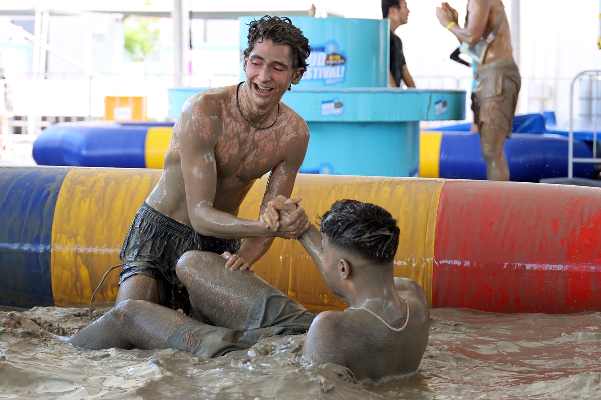 Para pengunjung menikmati keseruan di kolam lumpur pada hari pertama Festival Lumpur Boryeong 2026 yang digelar di kawasan Pantai Daecheon, Boryeong, Provinsi Chungcheongnam, pada tanggal 24 Juli 2026. (Yonhap News)