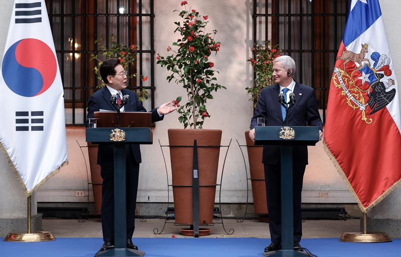 Presiden Lee Jae Myung dan Presiden Cili, Jose Antonio Kast, menyampaikan konferensi pers bersama pada tanggal 30 Juli 2026 (waktu setempat) di Istana La Moneda, Santiago, Cili. (Yonhap News)