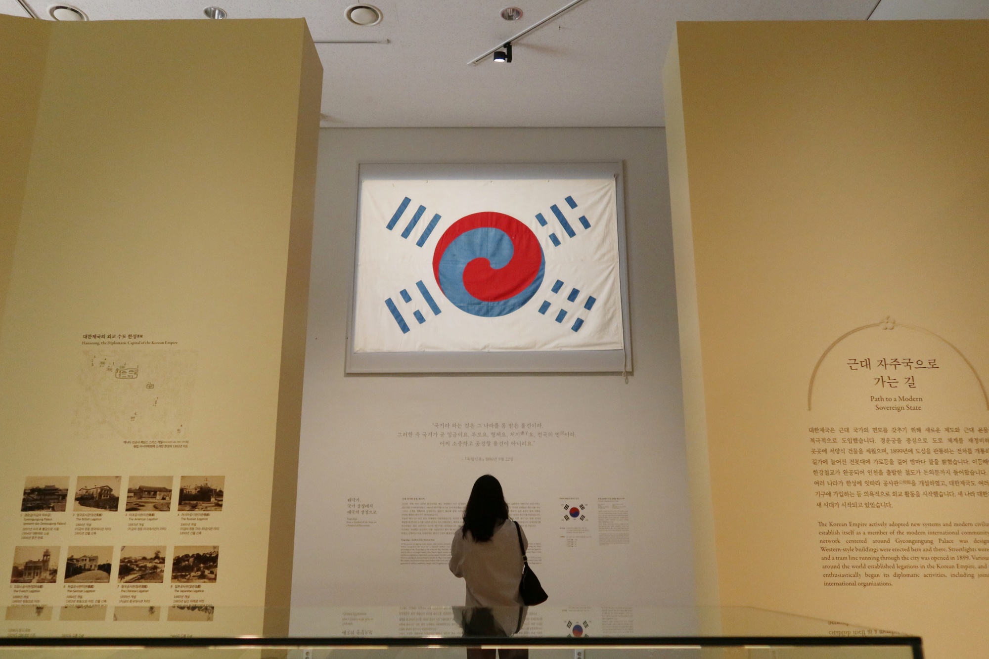 Denny Taegeukgi dapat dilihat di Galeri Kekaisaran Korea, National Museum of Korea, yang baru saja ditata ulang. Bendera tersebut merupakan Taegeukgi tertua sekaligus terbesar yang masih tersimpan di Korea. (Charles Audouin)