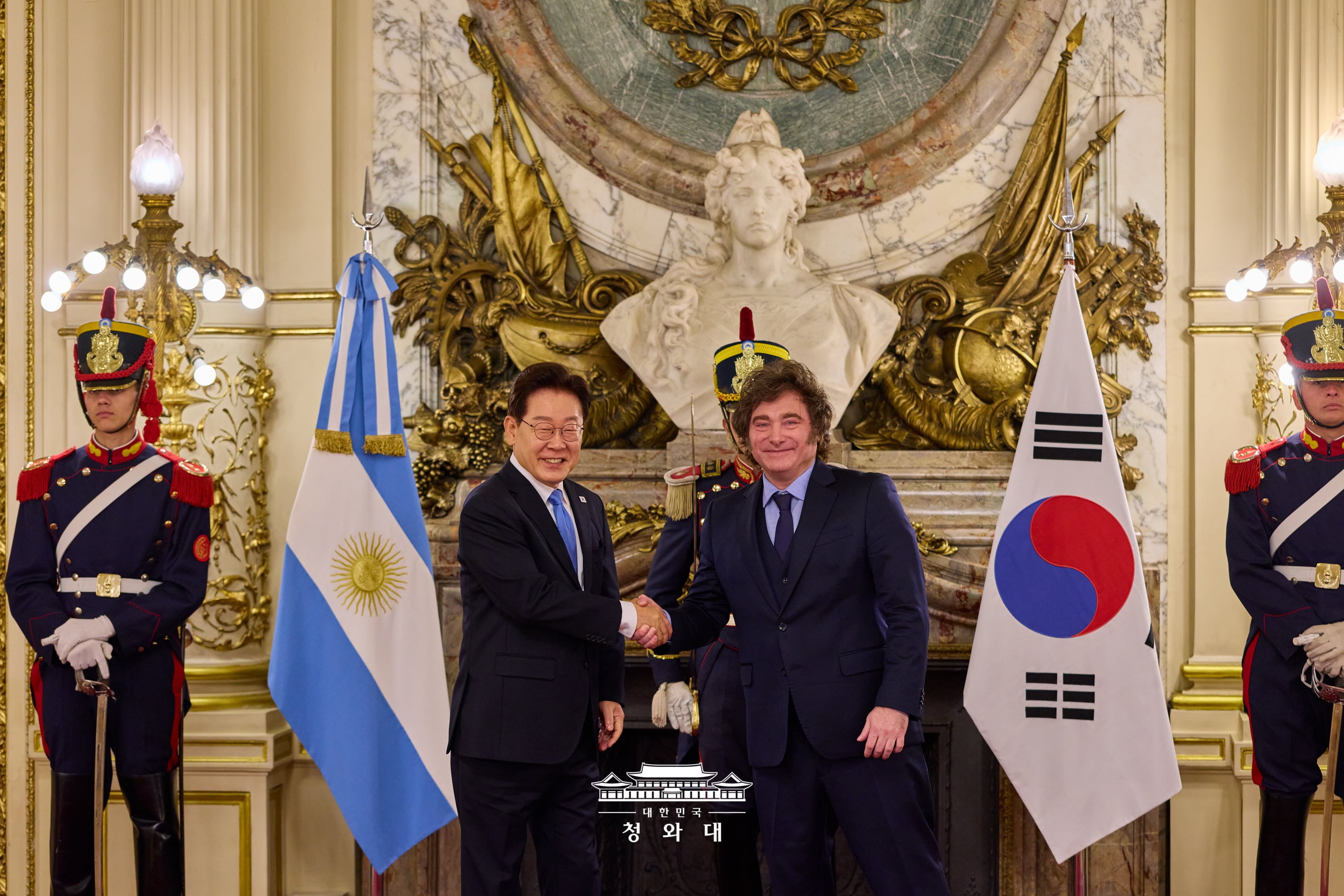Presiden Lee Jae Myung (kiri) dan Presiden Javier Milei berjabat tangan pada upacara penyambutan yang digelar di Istana Kepresidenan di Buenos Aires, Argentina pada tanggal 31 Juli 2026 (waktu setempat). (Cheong Wa Dae)