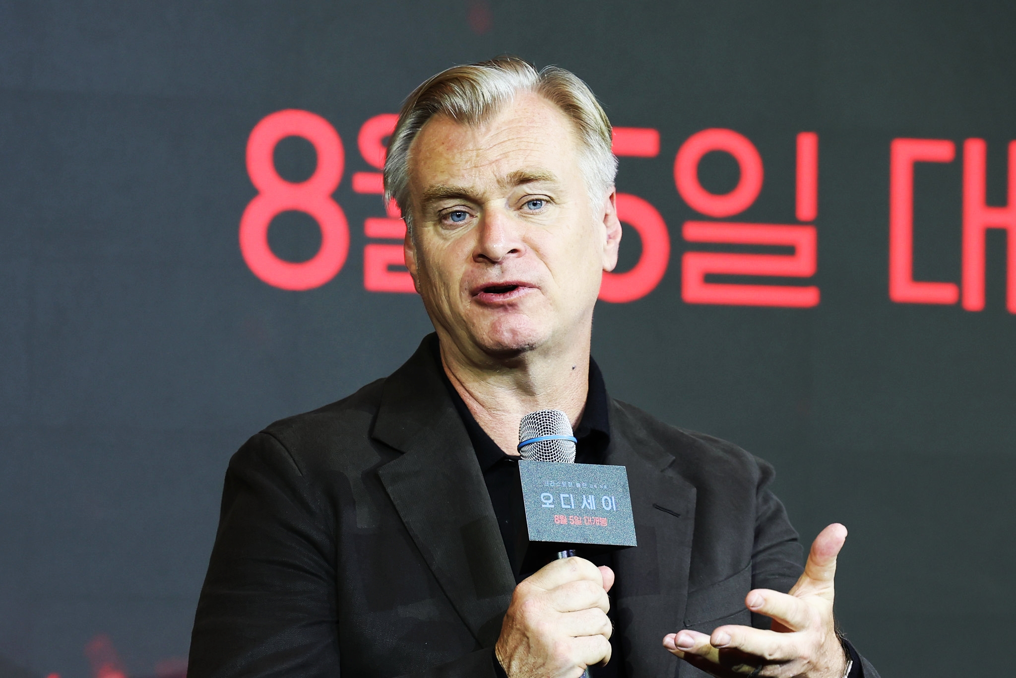 Christoper Nolan menjawab pertanyaan para wartawan Korea dalam konferensi pers film The Odyssey yang digelar pada tanggal 3 Agustus 2026 di Four Seasons Hotel, Jongno-gu, Seoul. (Park Daejin)  