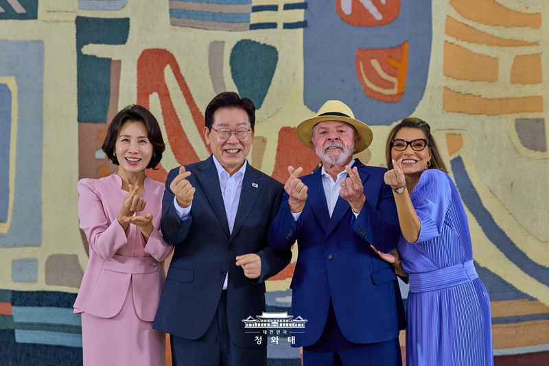 Presiden Lee Jae Myung; Ibu Negara Kim Hea Kyung; Presiden Brasil, Luiz Inacio Lula da Silva; dan Ibu Negara Brasil, Rosangela Lula da Silva berfoto bersama dengan jari yang membentuk simbol hati dalam resepsi penyambutan kedatangan Presiden Lee yang digelar pada tanggal 27 Juli 2026 (waktu setempat) di Istana Kementerian Luar Negeri, Brasilia, Brasil. Dalam KTT (konferensi tingkat tinggi) yang digelar pada hari yang sama, Presiden Lee dan Presiden Lula sepakat untuk memperkuat kerja sama secara meluas dala, bidang jaringan supli, industri pertahanan, antariksa, dan teknologi termutakhir. Korea dan Brasil pun berhasil menyepakati tujuh nota kesepahaman dan pernyataan bersama. Kedua presiden pun sepakat untuk menyatakan tahun 2026 sebagai tahun lompatan untuk Hubungan Kemitraan Strategis Korea-Brasil. 
