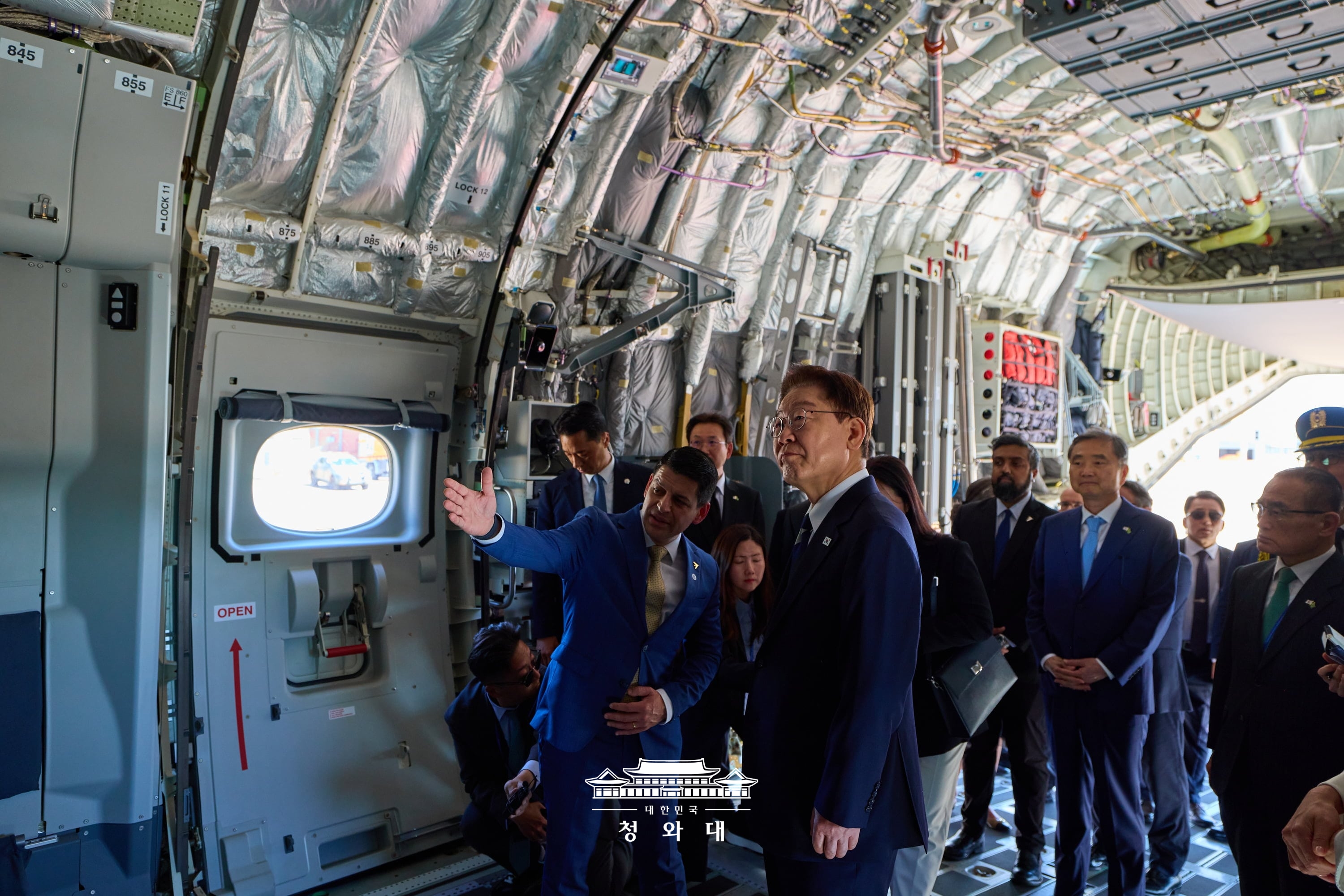 Salah satu agenda Presiden Lee Jae Myung selama kunjungannya ke Brasil adalah inspeksi pesawat Embraer C-390 Millennium yang diperkenalkan oleh Angkatan Udara Republik Korea. Inspeksi tersebut dilakukan pada tanggal 26 Juli 2026 (waktu setempat) di pangkalan Angkatan Udara Brasil. Presiden Lee meninjau data dan keadaan transportasi terkini dengan menggunakan pesawat tersebut serta menekankan pentingnya kerja sama antara Korea dengan Brasil dalam bidang industri pertahanan dan antariksa.  