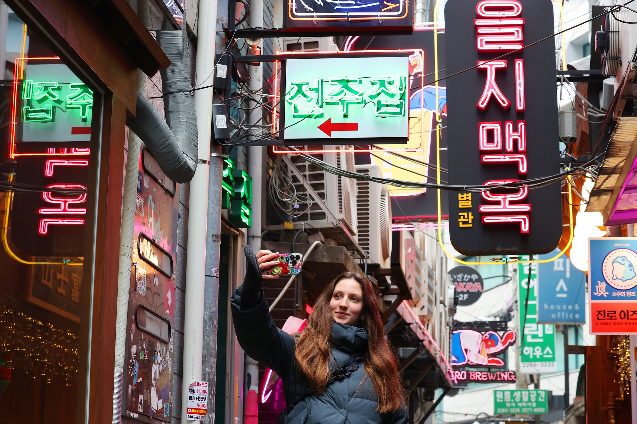 Pemerintah Metropolitan Seoul dan Seoul Tourism Organization pada tanggal 2 Agustus 2026 mengumumkan bahwa Seoul meraih peringkat pertama dalam kategori Favorite Worldwide City pada ajang The Trazees Awards 2026 yang diselenggarakan oleh media perjalanan asal Amerika Serikat, Trazee Travel. Foto di atas menunjukkan seorang wisatawan asing yang sedang memotret pemandangan gang di kawasan Euljiro, Jung-gu, Seoul, pada akhir tahun 2025. (Korea.net DB)
