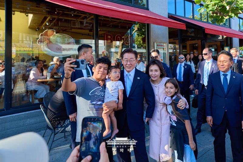 Presiden Lee Jae Myung dan Ibu Negara Kim Hea Kyung berfoto bersama dengan warga setempat saat mengunjungi pusat perbelanjaan terkenal San Fransisco bernama Pier 39 pada tanggal 25 Juli 2026 (waktu setempat). Selain meraih kerja sama berskala besar dalam investasi dan teknologi di AI Summit, Presiden Lee pun berhasil meninggalkan potret keramahan dengan berfoto bersama penduduk setempat selama kunjungannya ke San Fransisco, Amerika Serikat. 