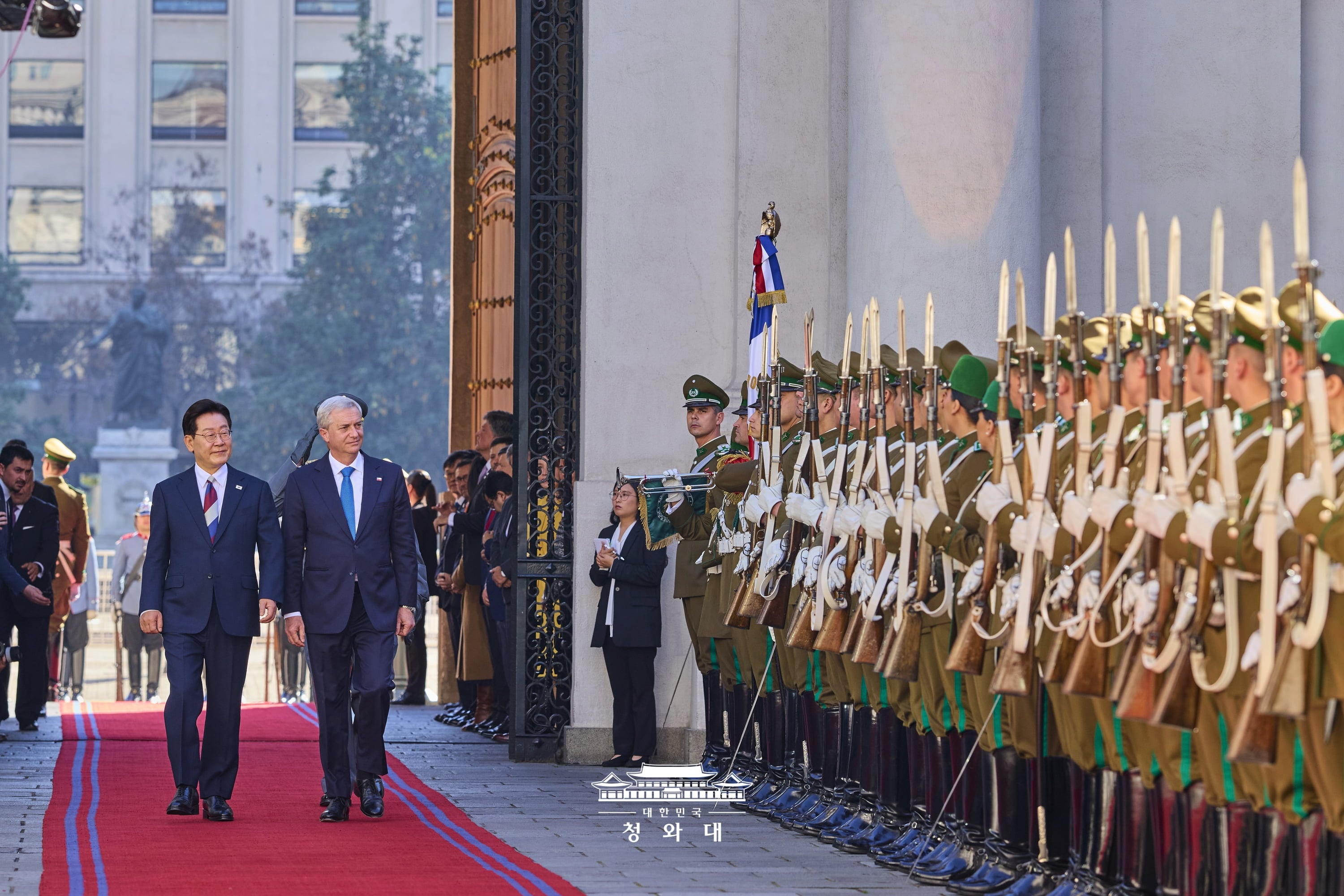 Presiden Lee Jae Myung berjalan beriringan dengan Presiden Cili, Jose Antonio Kast, dalam acara penyambutan Presiden Lee sebagai presiden Korea pertama yang mengunjungi Cili dalam sebelas tahun terakhir. Acara penyambutan tersebut digelar pada tanggal 30 Juli 2026 (waktu setempat) di Istana Kepresidenan Cili di Santiago. Setelah itu, kedua presiden menggelar KTT untuk mengaktifkan kembali Komite Perdagangan Bebas FTA (perjanjian perdagangan bebas) Korea-Cili yang telah terhenti sejak tahun 2016 serta memordenisasi FTA Korea-Cili yang telah berlaku selama lebih dari 20 tahun. Presiden Lee dan Presiden Kast kemudian menandatangani lima nota kesepahaman, salah satunya adalah nita kesepahaman terkait kemitraan sumber daya mineral. 