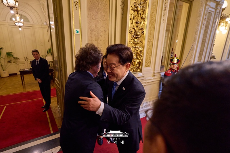 Presiden Lee Jae Myung memeluk Presiden Argentina, Javier Milei, dalam acara penyambutan kedatangan Presiden Lee pada tanggal 31 Juli 2026 (waktu setempat) di Istana Kepresidenan Buenos Aires. Korea dan Argentina sepakat untuk memperluas kerja sama rantai nilai mineral kritis utama, seperti litium dan memperluas jaringan suplai energi dimulai dengan impor minyak mentah dari Argentina ke Korea. Selain itu, kedua belah pihak sepakat untuk mengurangi beban perusahaan Korea dalam memasuki pasar Argentina dengan kesepakatan Perjanjian Pencegahan Perpajakan Ganda. Selain itu, Korea dan Argentina pun memperkuat kerja sama nyata dalam bidang perdagangan, investasi, dan pertahanan dengan memulai kembali negosiasi terkait kesepakatan perdagangan Korea-Mercosur (lima negara Amerika Selatan)  