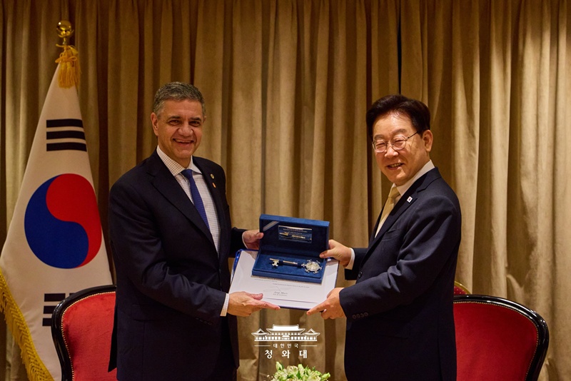 Presiden Lee Jae Myung berpose saat menerima sertifikat sebagai Warga Kehormatan Kota Buenos Aires dari Wali Kora Buenos Aires, Jorge Macri, pada tanggal 1 Agustus 2026 (waktu setempat) di Buenos Aires, Argentina. Walkot Macri memberikan sertifikat dan simbol kunci kepada Presiden Lee dengan harapan bisa mempererat pertukaran dan kerja sama dengan Korea. 