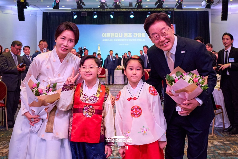 Presiden Lee Jae Myung dan Ibu Negara Kim Hea Kyung berfoto bersama anak-anak setelah menerima bunga dalam acara dialog bersama diaspora Korea yang digelar pada tanggal 1 Agustus 2026 (waktu setempat) di Buenos Aires, Argentina. Mereka kemudian berdialog dengan para diaspora Korea untuk berkomunikasi lebih erat. 