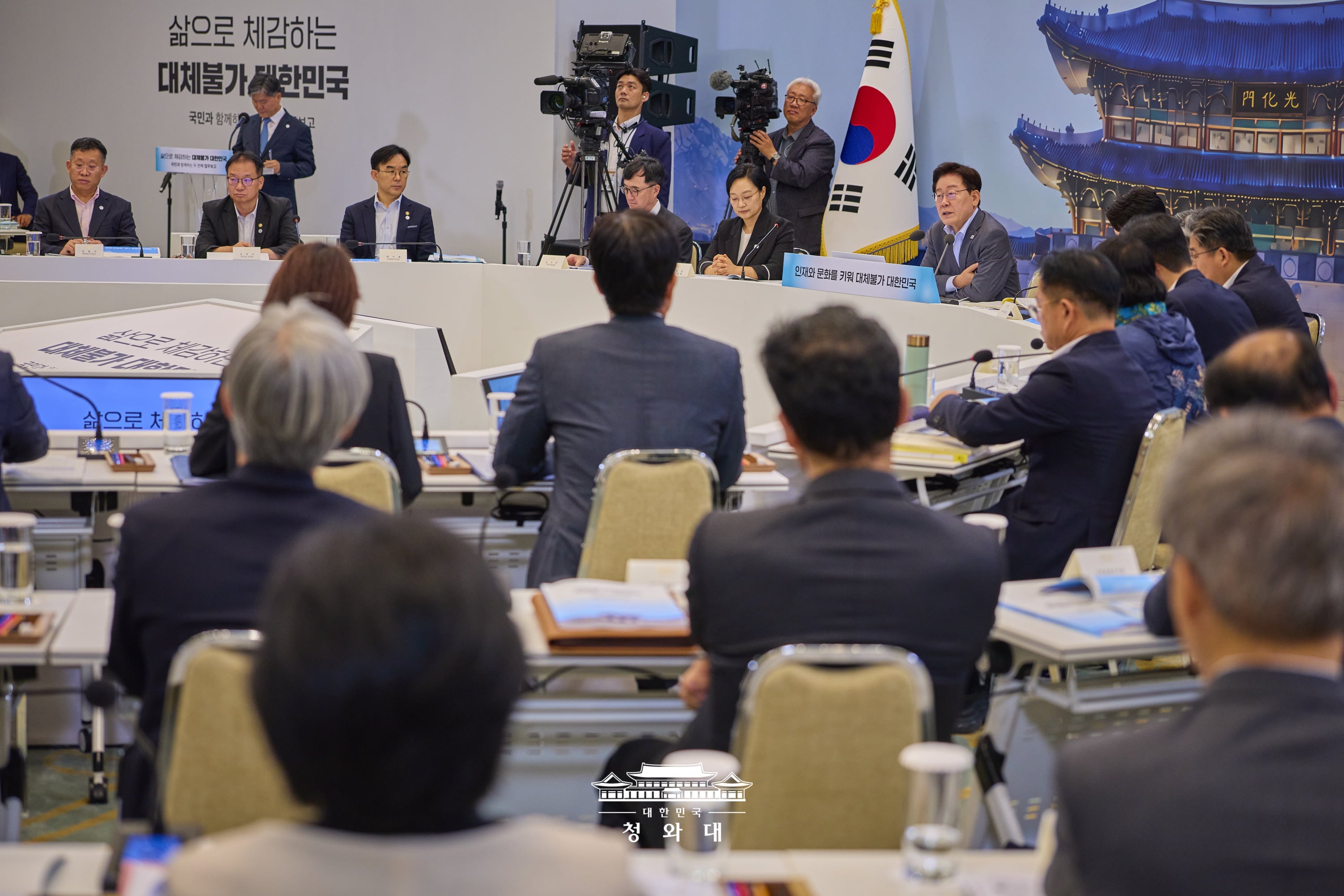 Presiden Lee Jae Myung memberikan pernyataan dalam Laporan Kerja Paruh Kedua Tahun 2026 yang dihadiri oleh Kementerian Pendidikan; Komisi Pendidikan Nasional; Kementerian Kebudayaan, Olahraga, dan Pariwisata; serta Layanan Warisan Nasional pada tanggal 5 Agustus 2026 di Cheong Wa Dae, Jongno-gu, Seoul. (Cheong Wa Dae)  