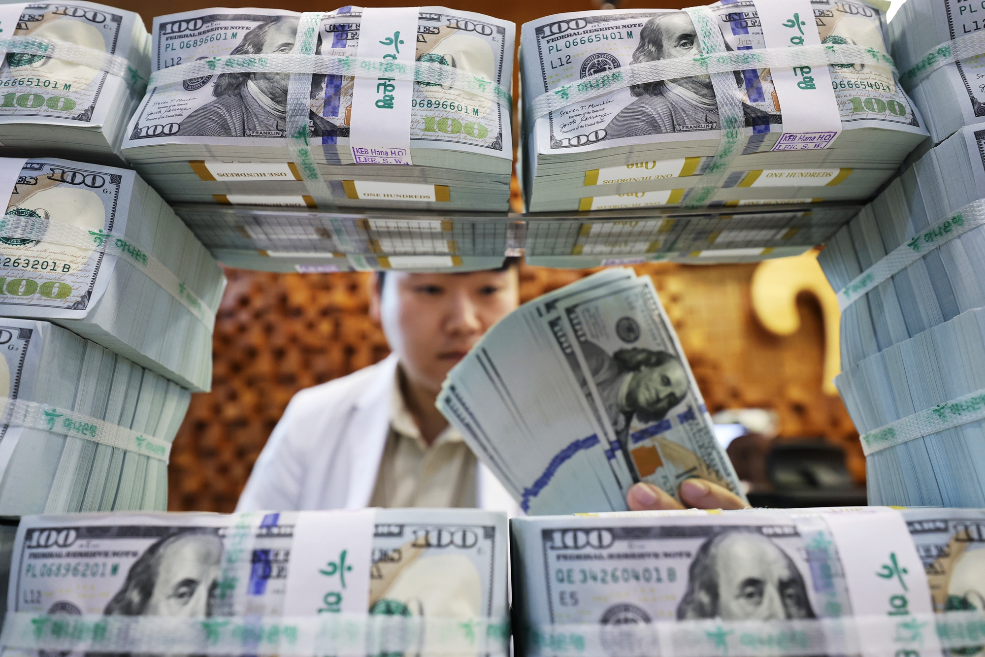 Menurut Bank of Korea (BOK) pada tanggal 5 Agustus 2026, cadangan devisa Korea meningkat selama dua bulan berturut-turut pada Juli 2026, didorong oleh penerbitan baru obligasi Foreign Exchange Stabilization Fund dalam valuta asing. Foto di atas menunjukkan seorang pegawai yang merapikan mata uang asing di Pusat Penanggulangan Uang Palsu Hana Bank di Jung-gu, Seoul, pada tanggal 5 Agustus 2026. (Yonhap News)