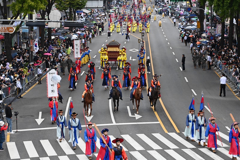 Prosesi Kerajaan Raja Jeongjo, salah satu program utama Festival Budaya Suwon Hwaseong. (Festival Budaya Suwon Hwaseong)
