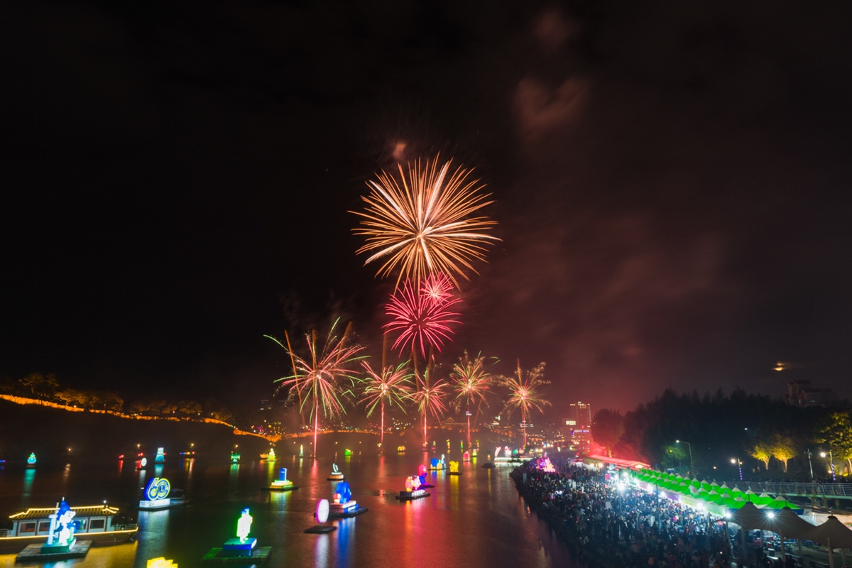 Festival Lentera Namgang Jinju tahun 2024 yang digelar di sepanjang Sungai Namgang dan kawasan Benteng Jinju. (Festival Lentera Namgang Jinju)