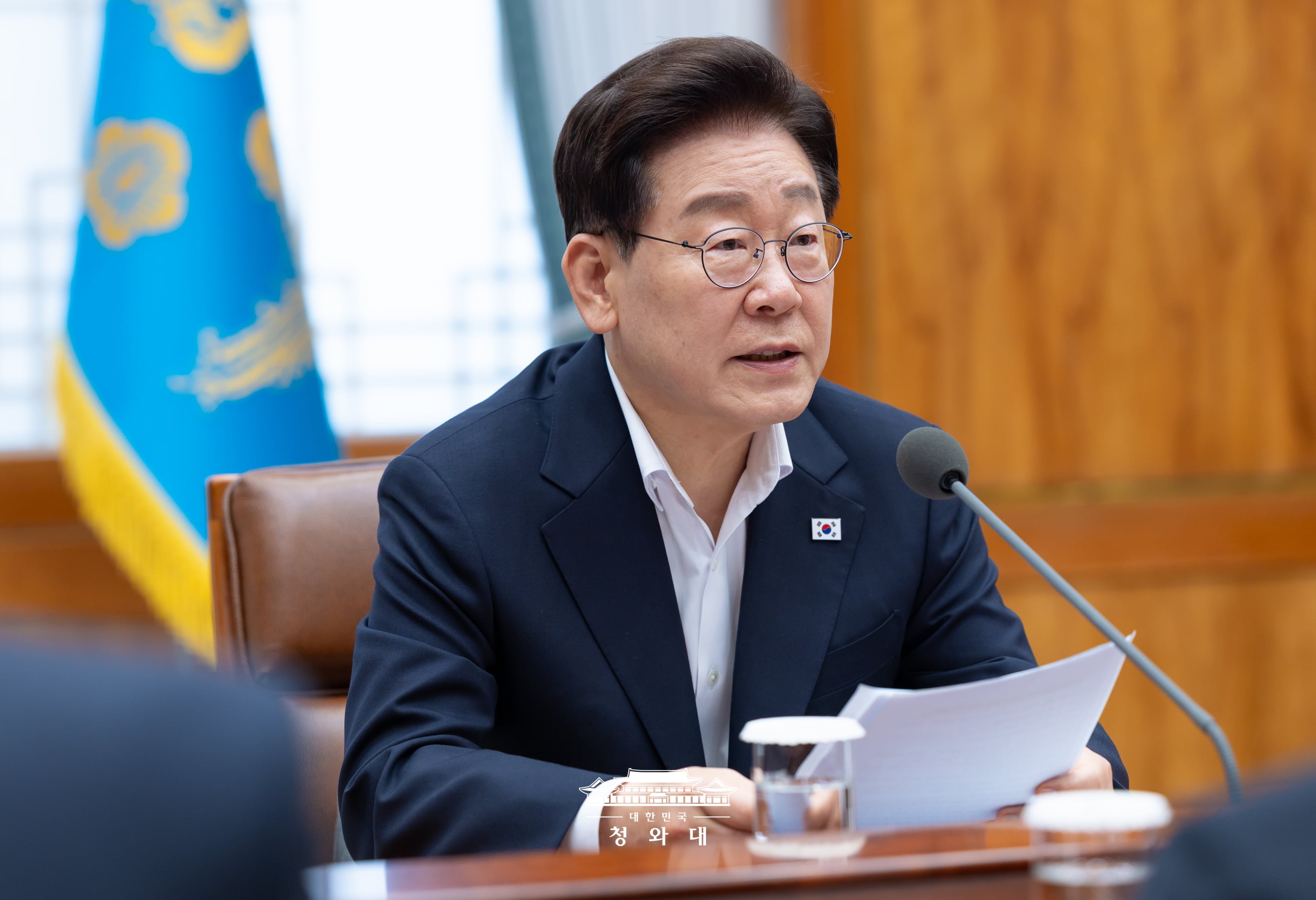Presiden Lee Jae Myung terlihat sedang berbicara dalam Rapat Evaluasi Gabungan Pemerintah dan Swasta Kedua untuk Proyek Mega pada tanggal 10 Agustus 2026 di Cheong Wa Dae, Seoul. (Cheong Wa Dae)   style=